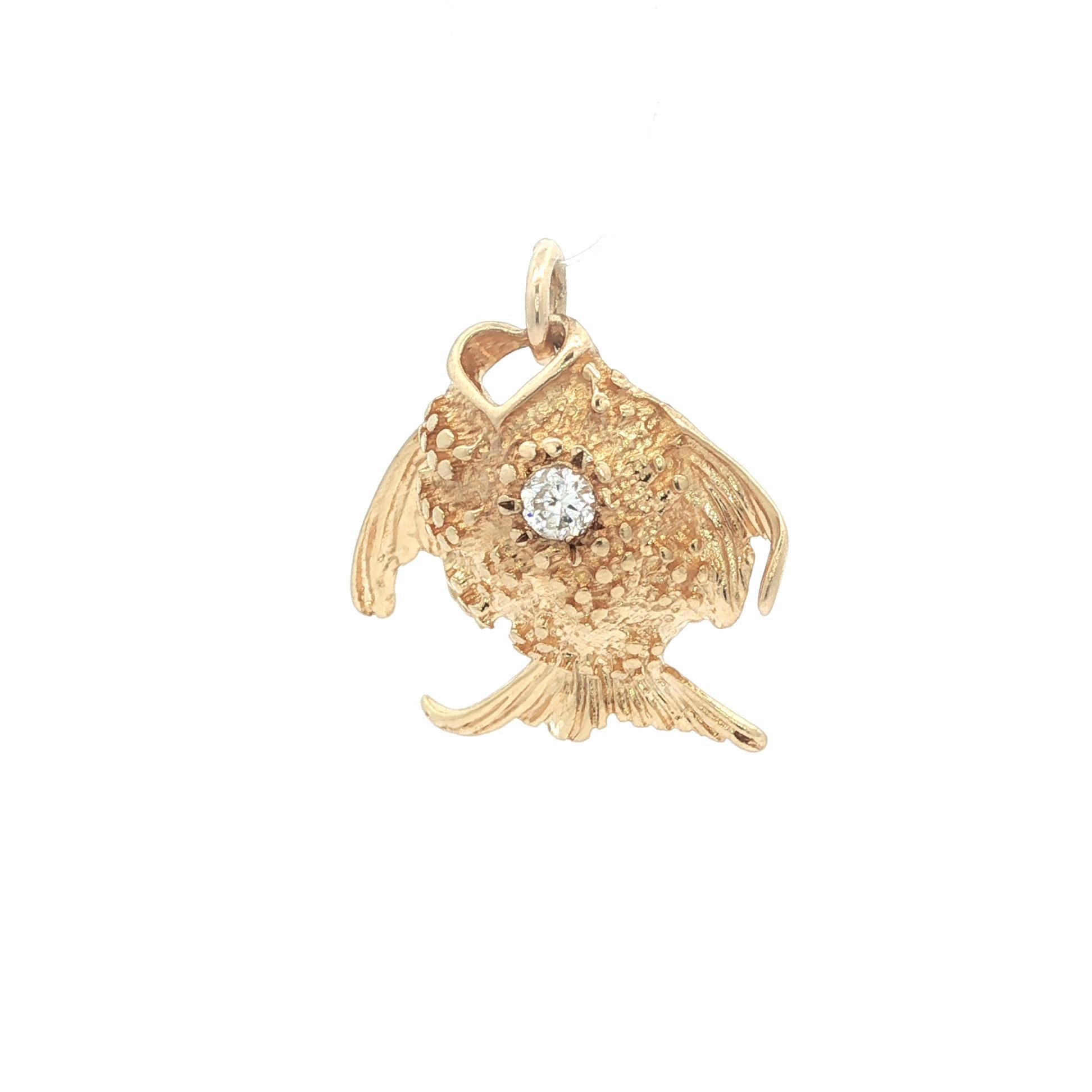 Pendentif en or jaune Vintage 0.10ct Diamond Detailed Puffer Fish Charm Excellent état - En vente à Montclair, NJ