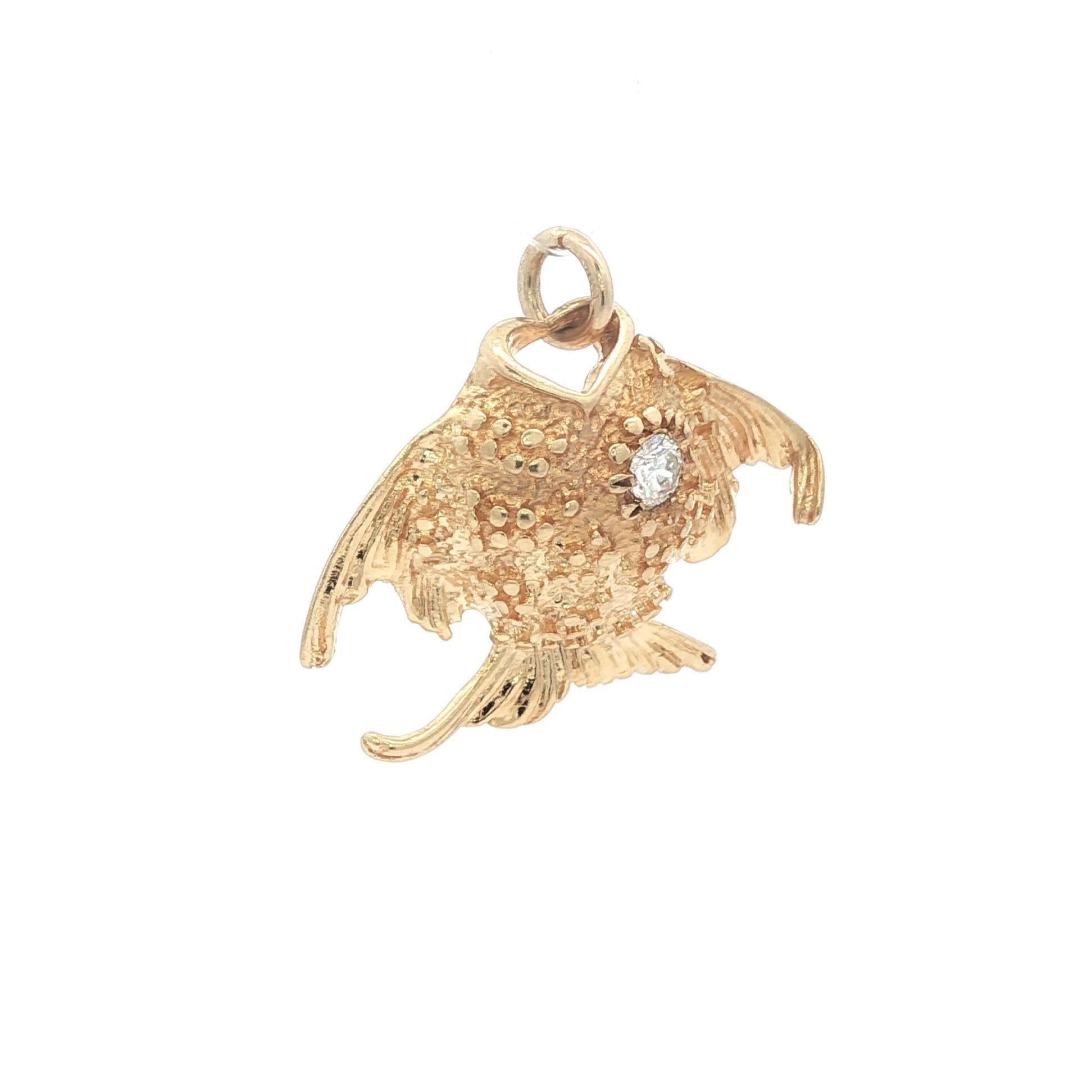 Pendentif en or jaune Vintage 0.10ct Diamond Detailed Puffer Fish Charm Unisexe en vente