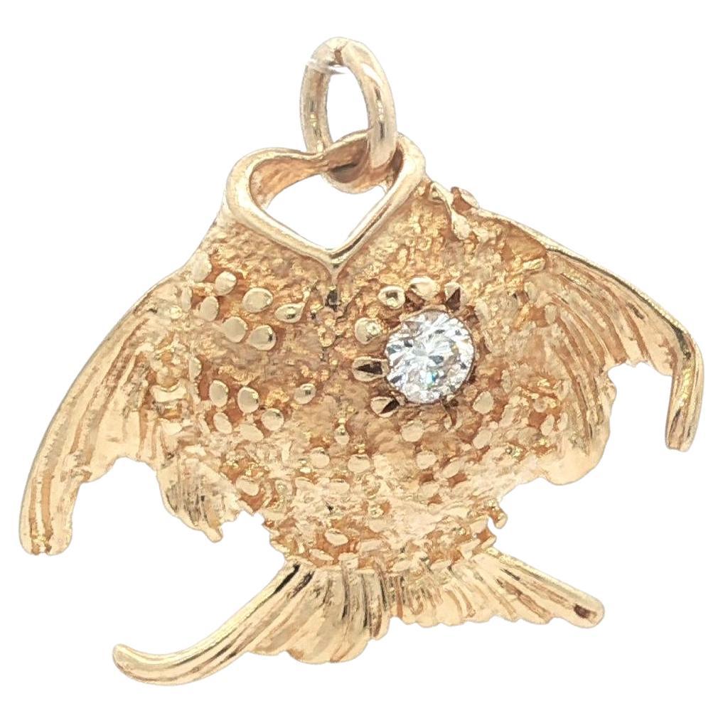 Ciondolo Charm in oro giallo vintage con diamante dettagliato da 0,10 ct.