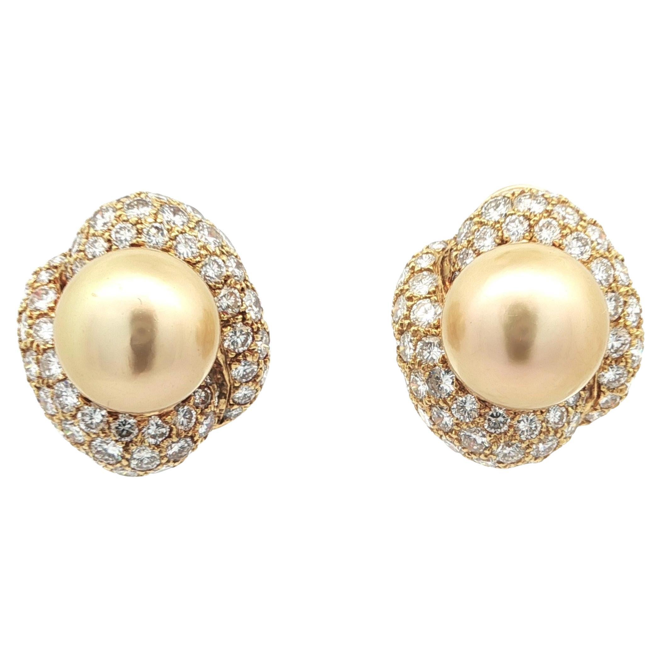 Orecchini a clip in oro giallo vintage con perle dorate da 13,2 mm e diamanti da 7,0 ct.