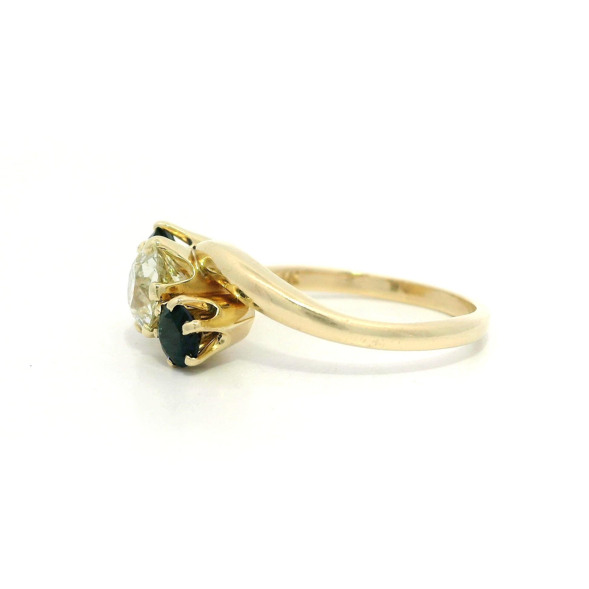 Taglio antico europeo Anello vintage in oro giallo con diamanti taglio europeo da 1,45 carati e accenti di zaffiro ai lati in vendita