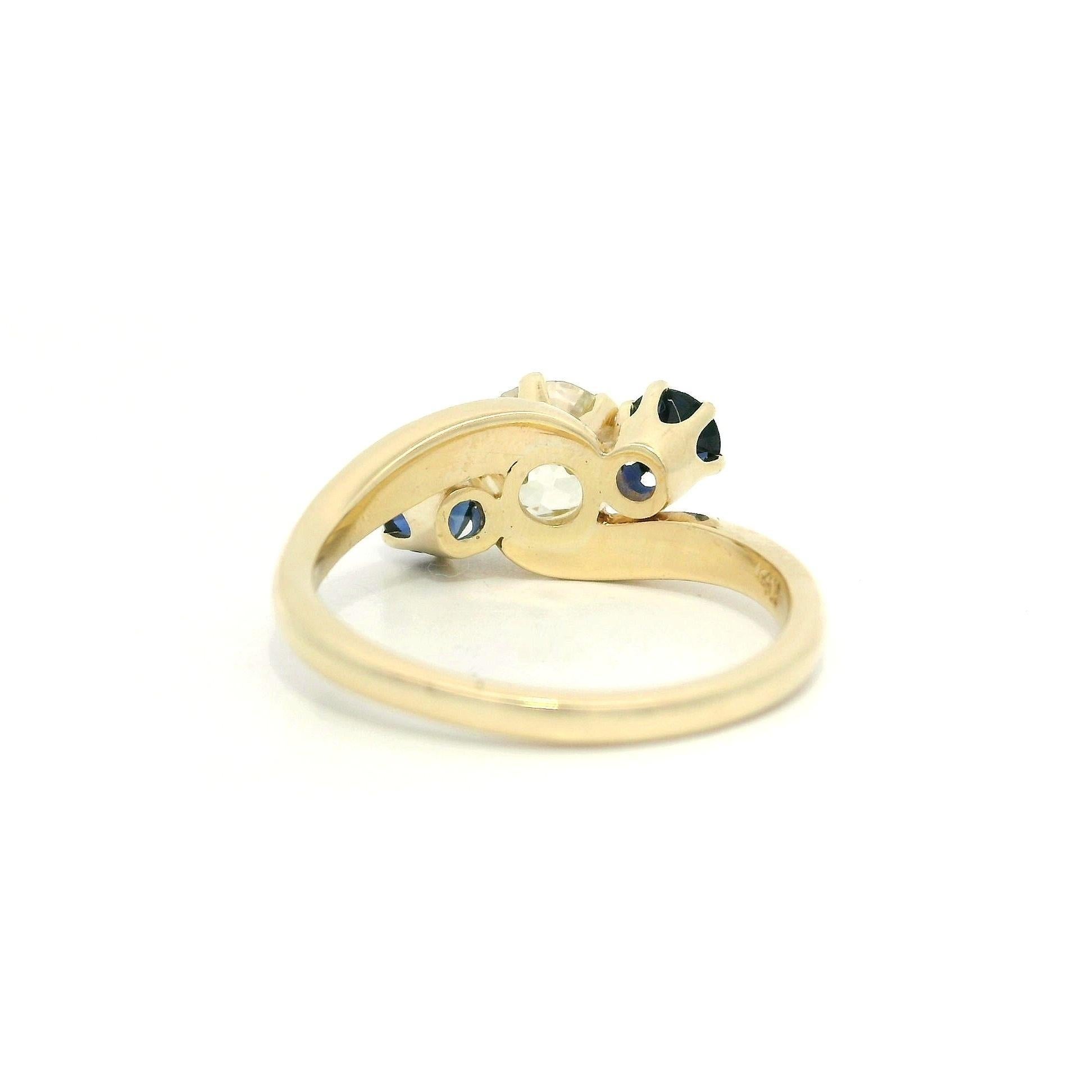 Anello vintage in oro giallo con diamanti taglio europeo da 1,45 carati e accenti di zaffiro ai lati In condizioni buone in vendita a Montclair, NJ