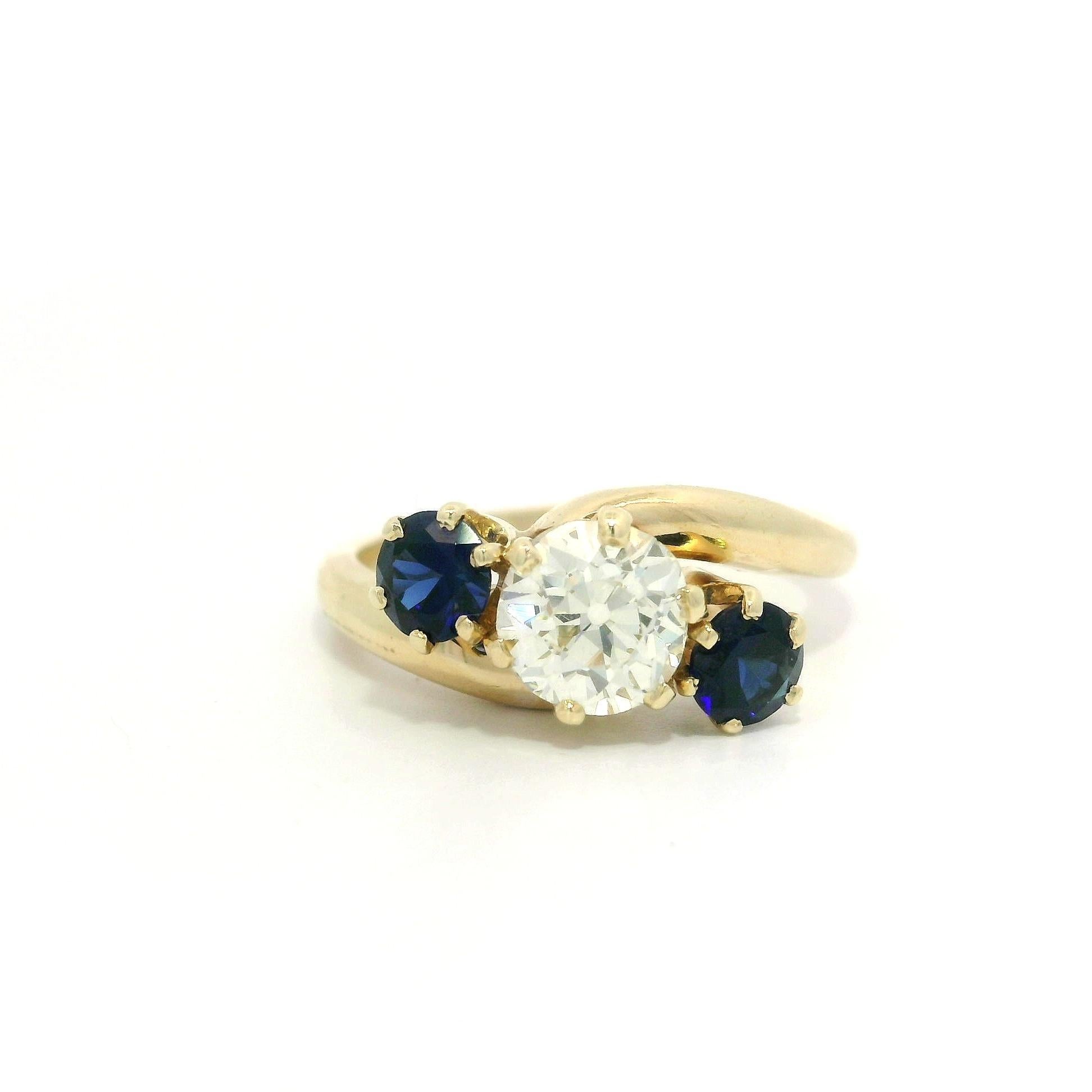 Anello vintage in oro giallo con diamanti taglio europeo da 1,45 carati e accenti di zaffiro ai lati in vendita 2