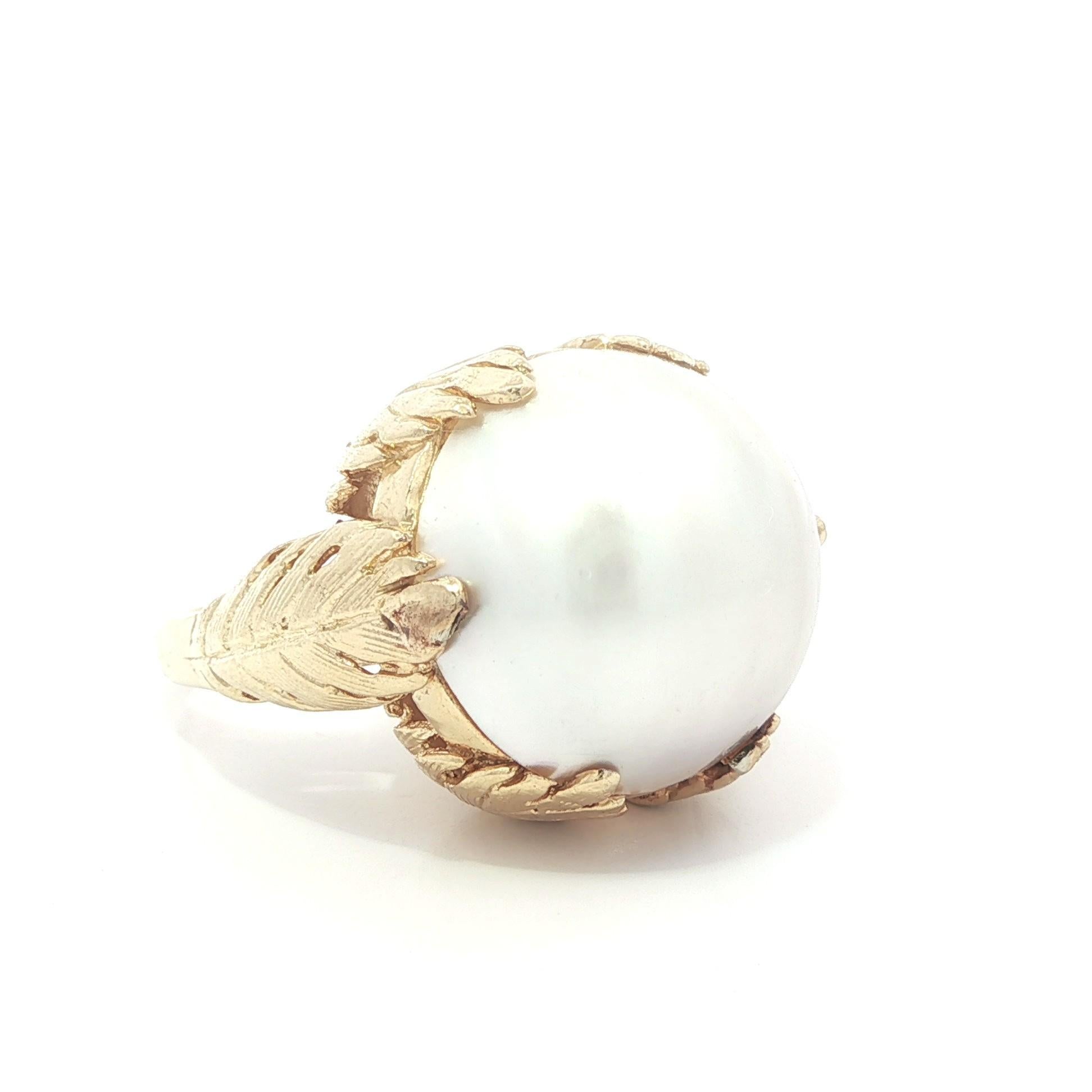 Vintage Gelbgold 17,8mm Mabe Perle Blatt detaillierte Zacken Solitär Ring im Angebot