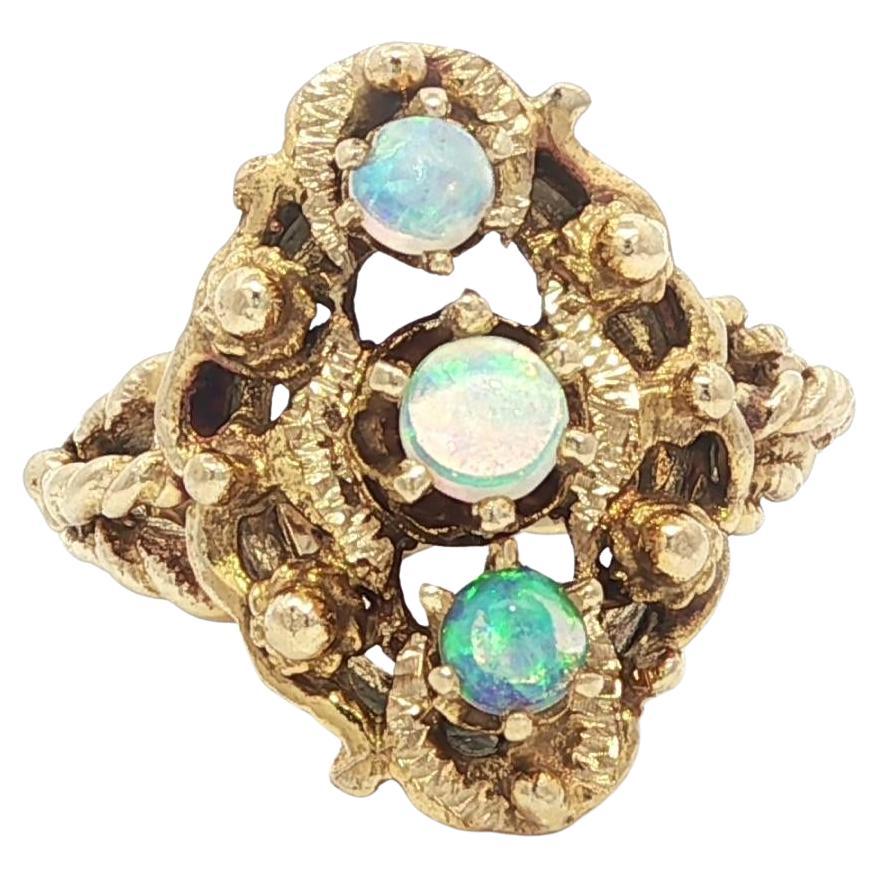 Anello da cena vintage in oro giallo con 3 opali cabochon rotondi e gambo intrecciato