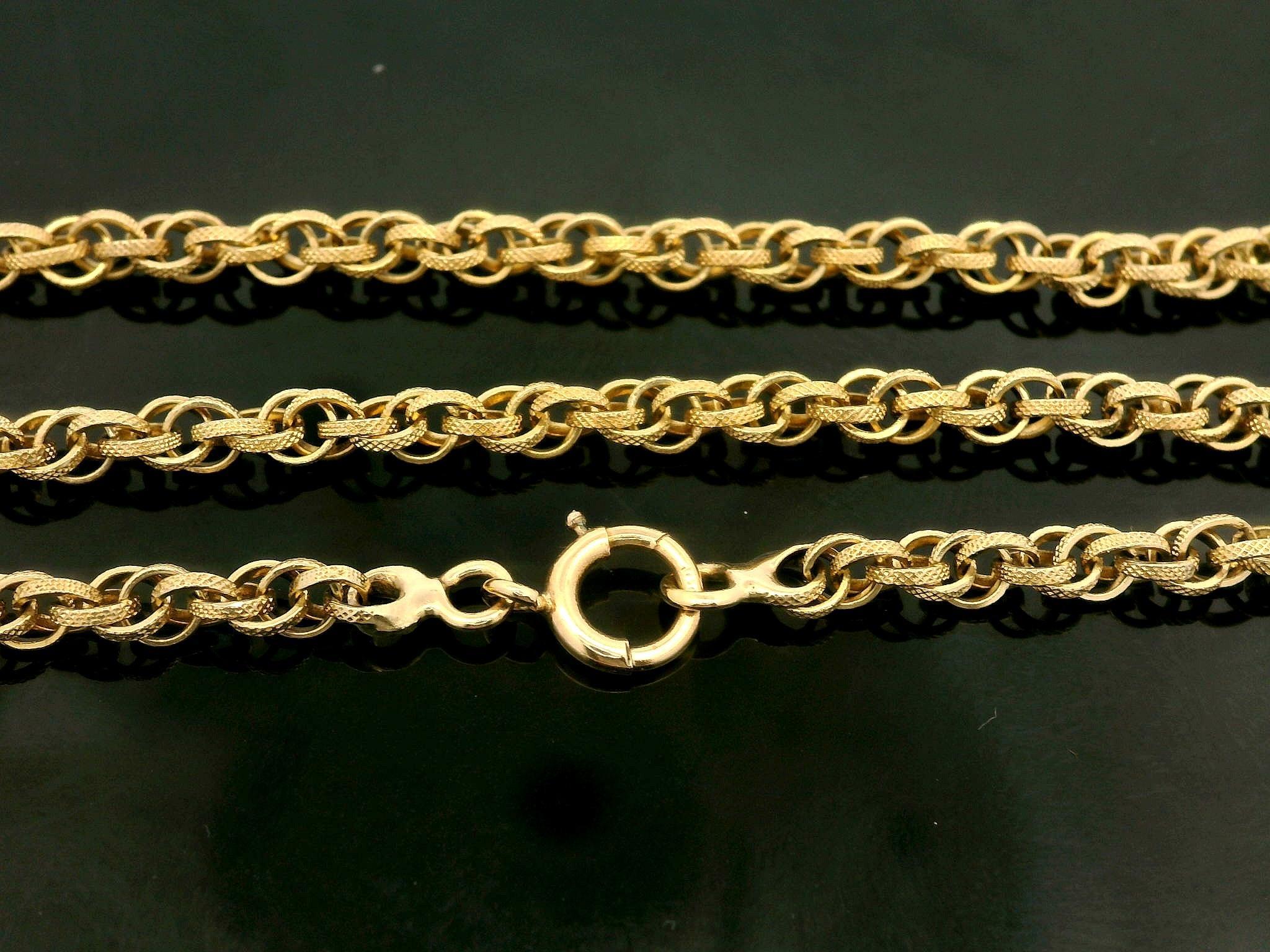 Materiale: Oro giallo massiccio 14k
Peso: 16,89 grammi
Tipo di catena: Catena a doppio cavo con struttura a incastro
Lunghezza della catena: 31 pollici
Larghezza della catena:	3,1 mm (0,12