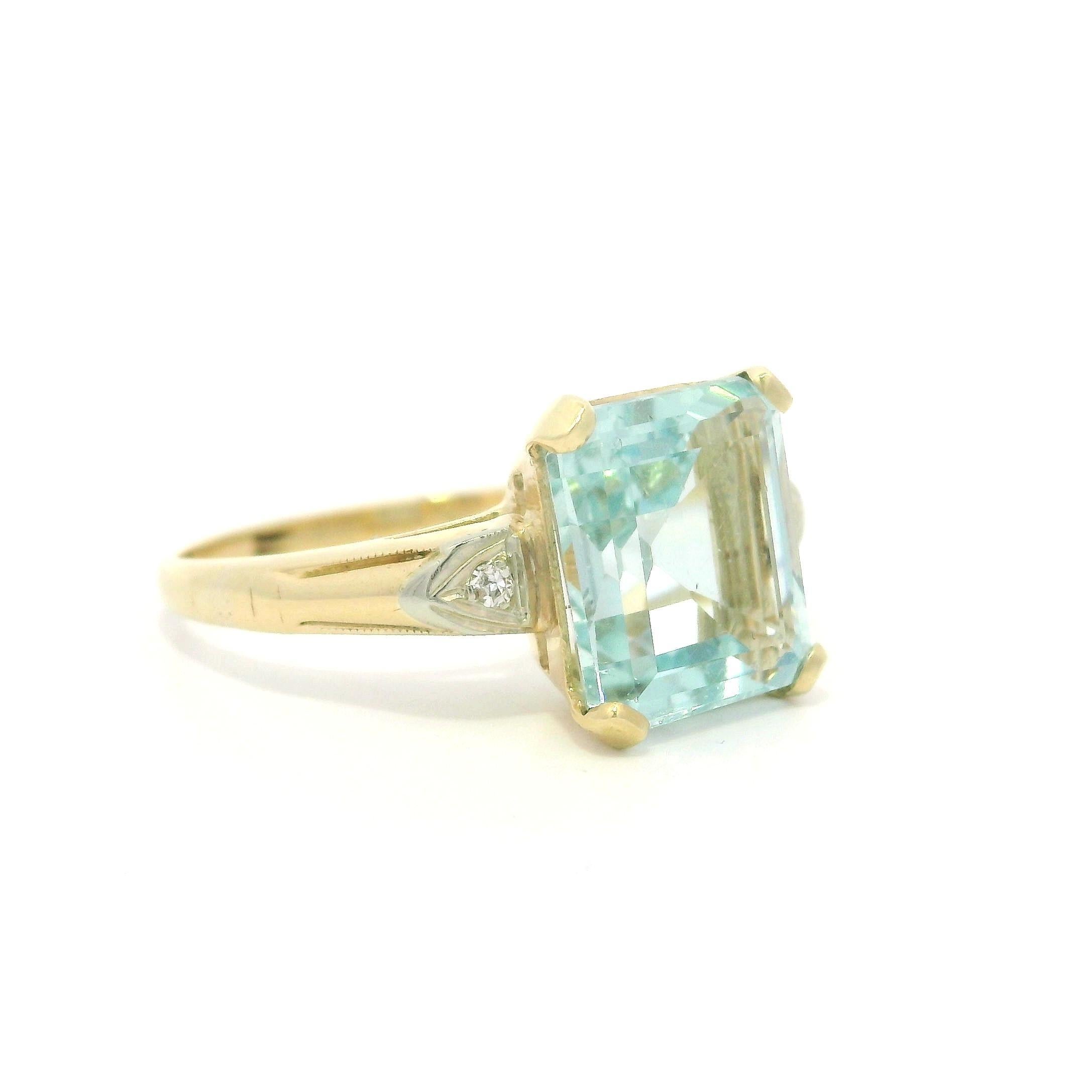 Taglio smeraldo Anello vintage in oro giallo con acquamarina taglio smeraldo e accenti di diamanti antichi da 3,03 carati in vendita