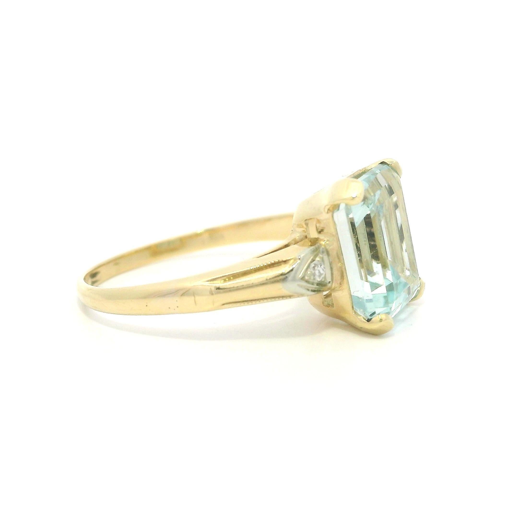 Anello vintage in oro giallo con acquamarina taglio smeraldo e accenti di diamanti antichi da 3,03 carati In condizioni buone in vendita a Montclair, NJ