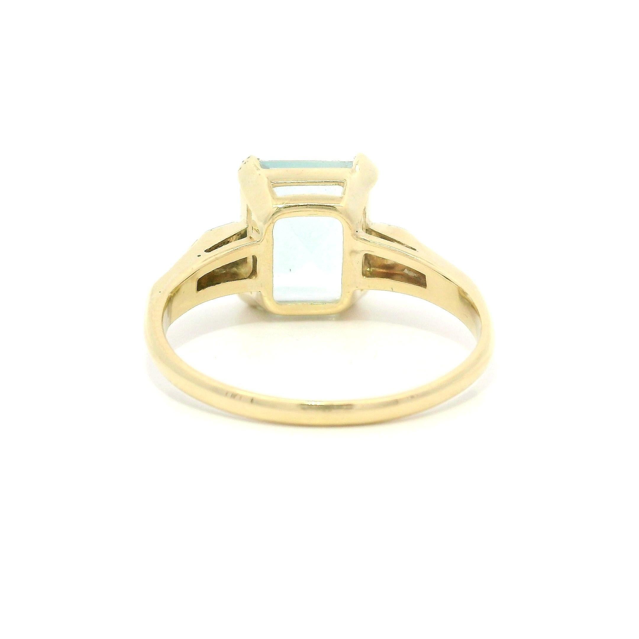 Donna Anello vintage in oro giallo con acquamarina taglio smeraldo e accenti di diamanti antichi da 3,03 carati in vendita