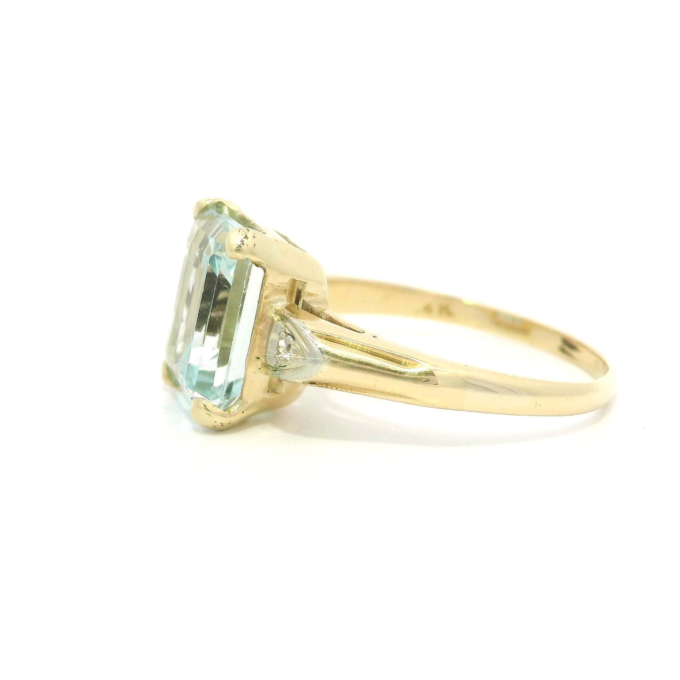 Anello vintage in oro giallo con acquamarina taglio smeraldo e accenti di diamanti antichi da 3,03 carati in vendita 1