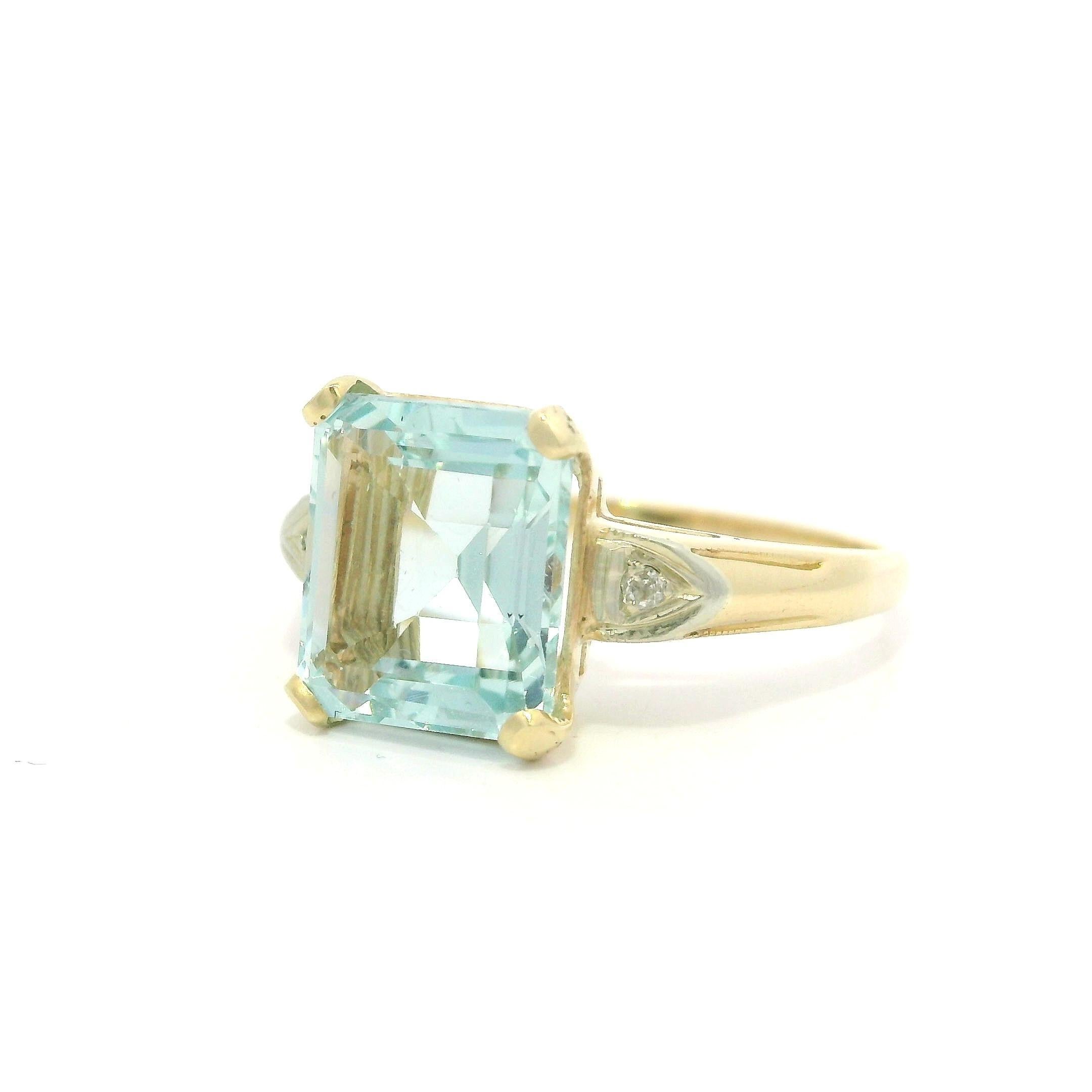 Anello vintage in oro giallo con acquamarina taglio smeraldo e accenti di diamanti antichi da 3,03 carati in vendita 2
