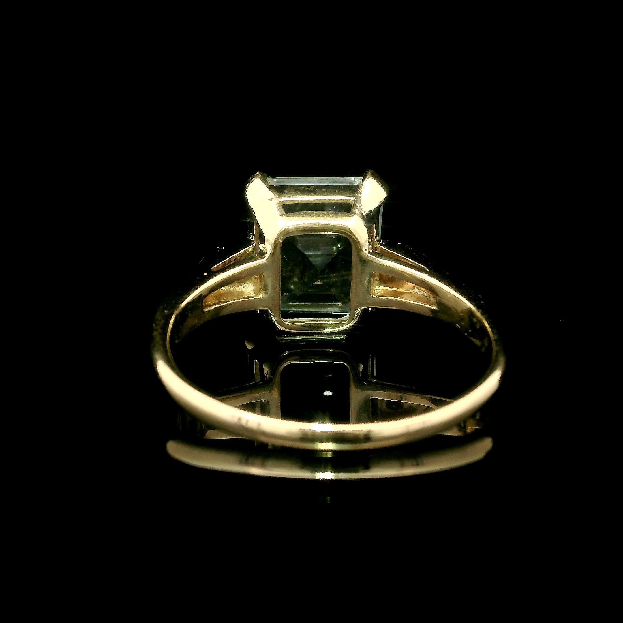 Anello vintage in oro giallo con acquamarina taglio smeraldo e accenti di diamanti antichi da 3,03 carati in vendita 3