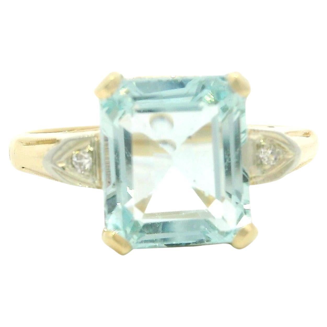 Anello vintage in oro giallo con acquamarina taglio smeraldo e accenti di diamanti antichi da 3,03 carati in vendita
