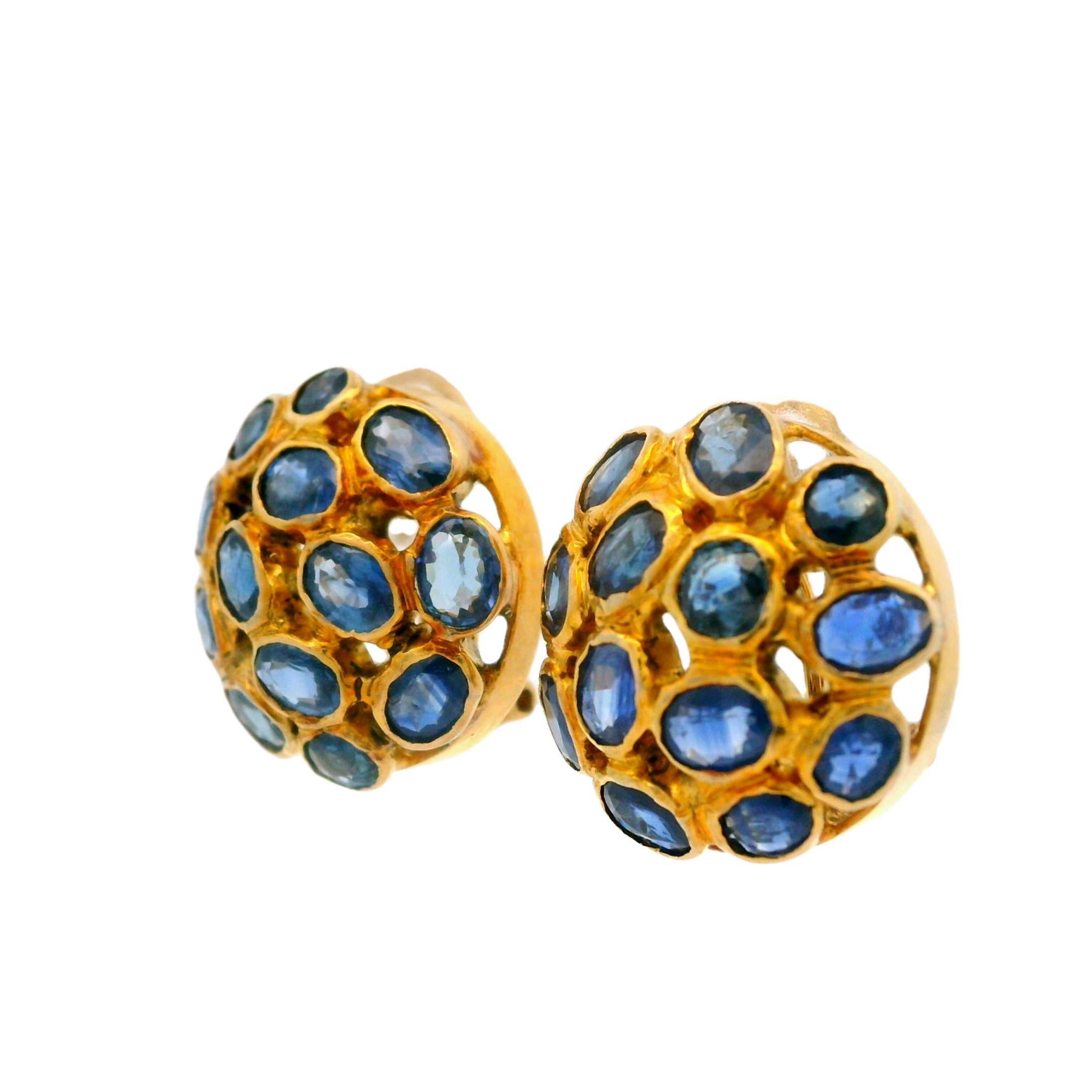 -Stein(e)-
(26) Natürlicher echter Saphir - Oval- und Rundschliff - Lünettenfassung - mittlere blaue Farbe - 5-6ctw (ca.)

MATERIAL: 14k Gelbgold
Gewicht: 6.81 Gramm
Verschluss: Omega Back (Ohrlöcher sind erforderlich.)
Gesamtdurchmesser: 15,84 mm