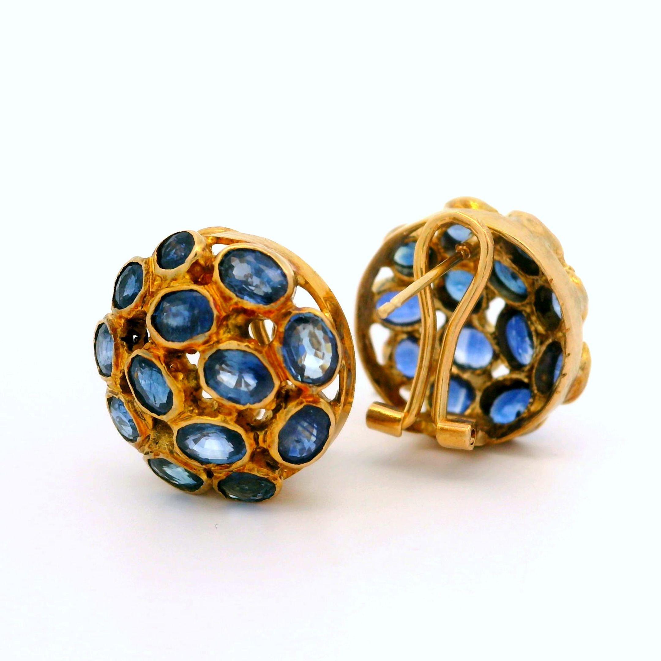 Vintage Gelbgold 6ctw Mosaik Lünette Set Saphir Omega zurück Knopf Ohrring im Zustand „Hervorragend“ im Angebot in Montclair, NJ
