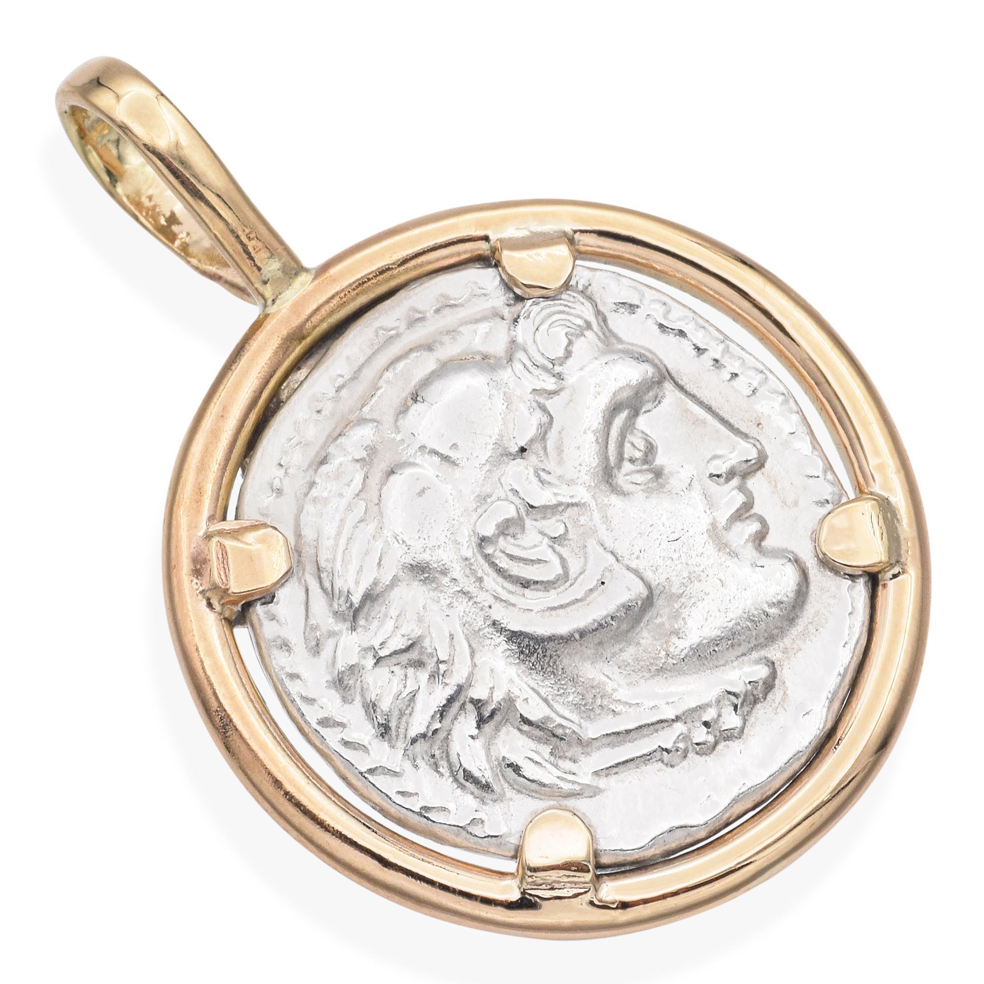Questo audace ciondolo presenta un'antica moneta dracma di Alexander Magno lucidata e incastonata in una straordinaria combinazione di argento sterling e oro giallo 13K. La moneta mostra l'iconico profilo di Alexander, simbolo di potere ed eredità,