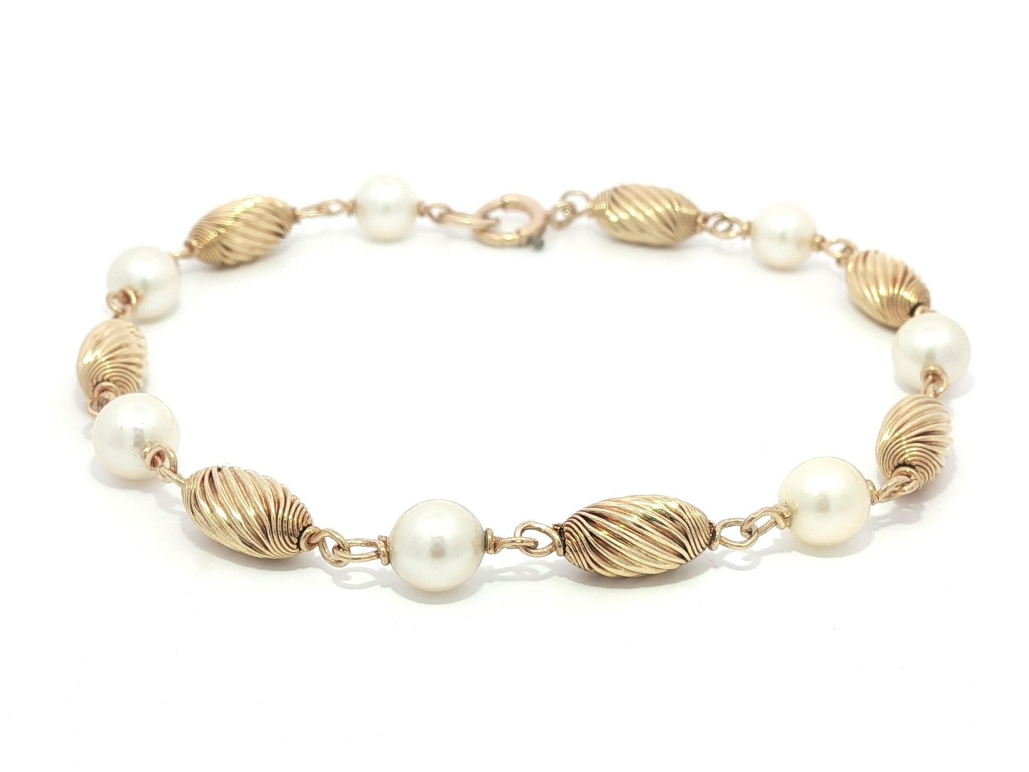 Round Cut Vintage Yellow Gold Alternated Pearl & Tonneau Spiral Grooved Bead Bracelet For Sale