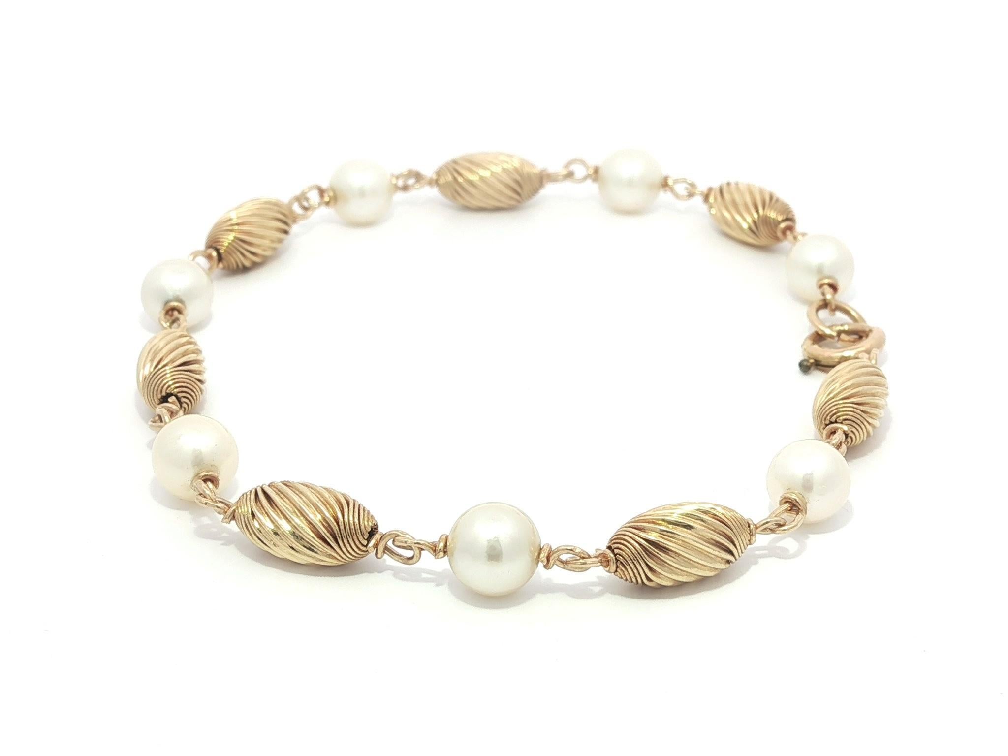 Vintage Yellow Gold Alternated Pearl & Tonneau Spiral Grooved Bead Bracelet In Good Condition For Sale In Montclair, NJ