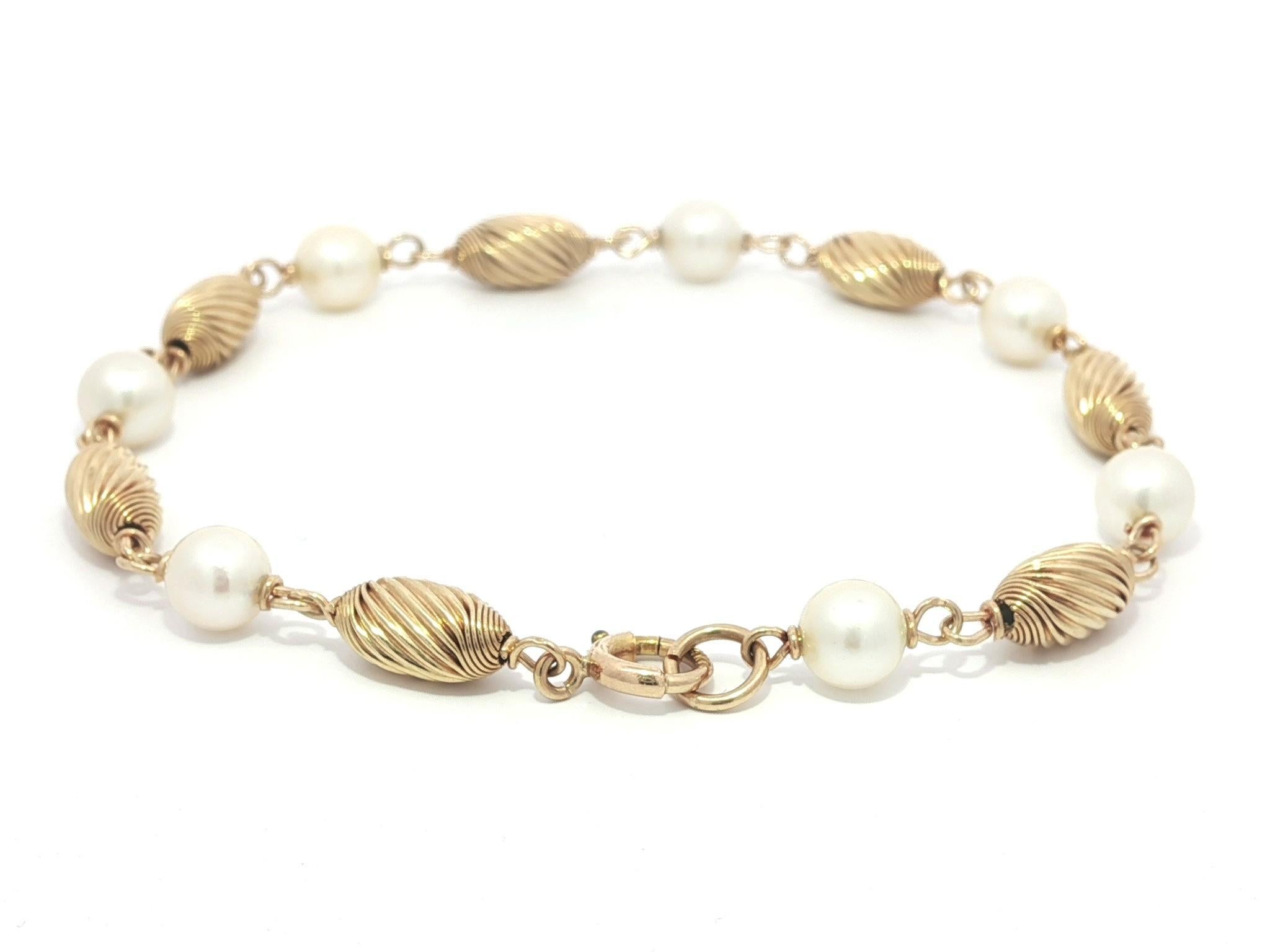 Women's Vintage Yellow Gold Alternated Pearl & Tonneau Spiral Grooved Bead Bracelet For Sale