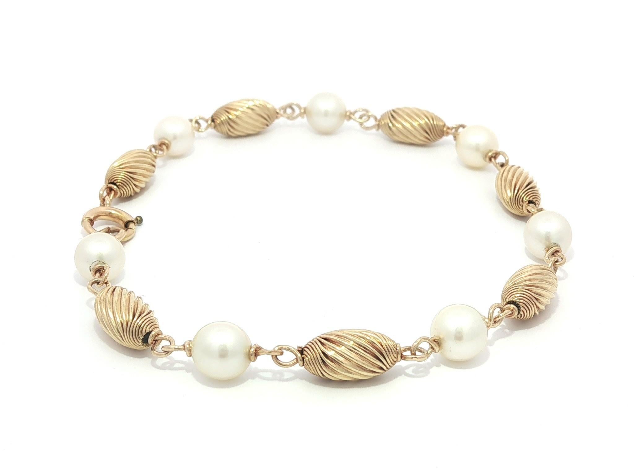 Vintage Yellow Gold Alternated Pearl & Tonneau Spiral Grooved Bead Bracelet For Sale 1