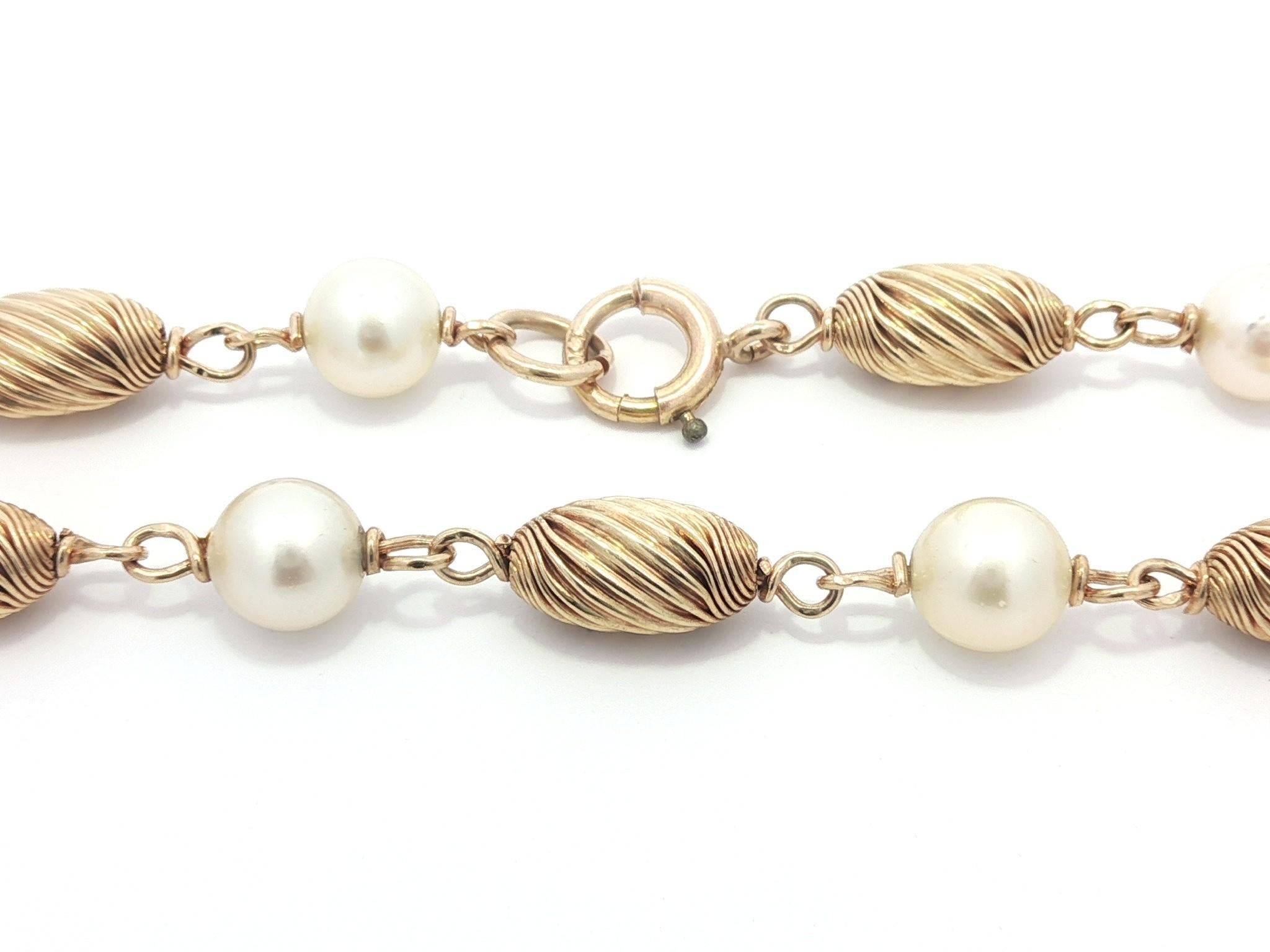 Vintage Yellow Gold Alternated Pearl & Tonneau Spiral Grooved Bead Bracelet For Sale 2