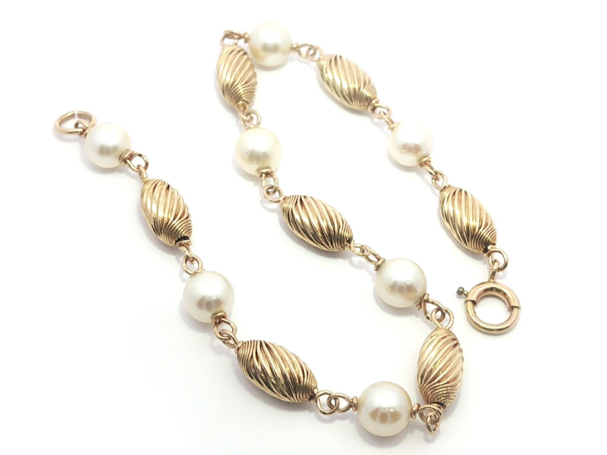 Vintage Yellow Gold Alternated Pearl & Tonneau Spiral Grooved Bead Bracelet For Sale 3