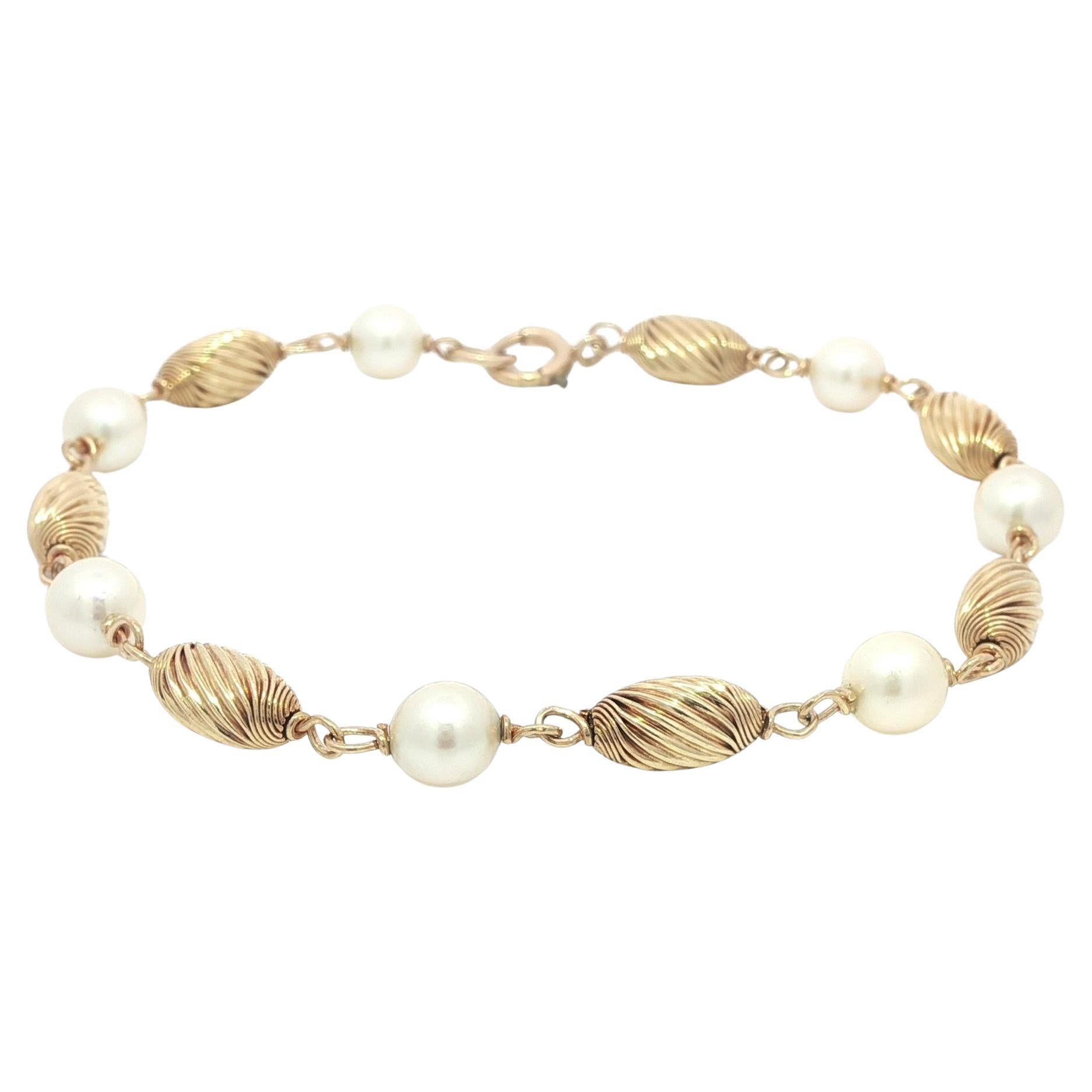 Vintage Yellow Gold Alternated Pearl 
Tonneau Spiral Grooved Bead Bracelet For Sale