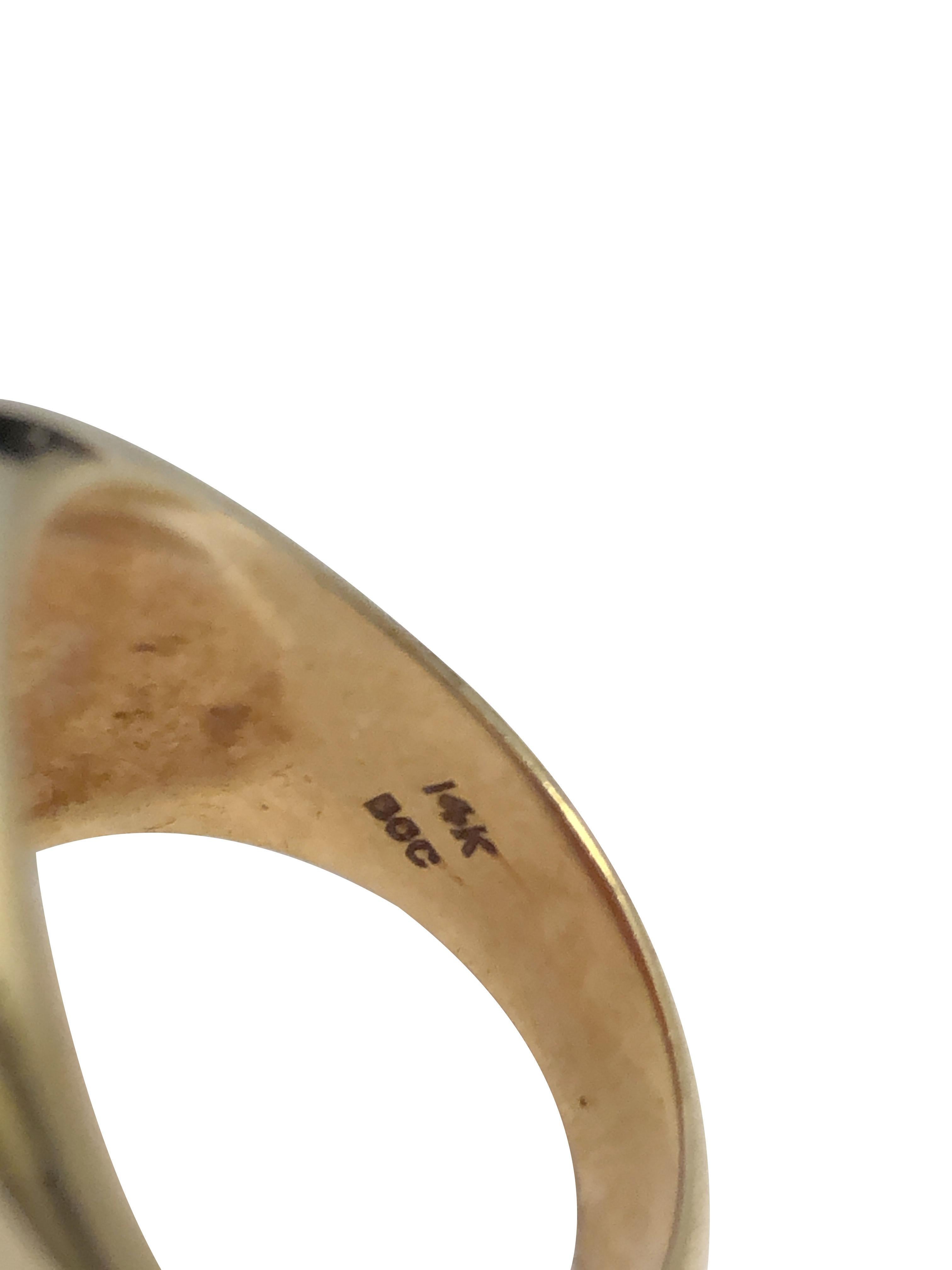 Women's or Men's Vintage Yellow Gold and Carnelian Large intaglio Crest Signet Ring For Sale