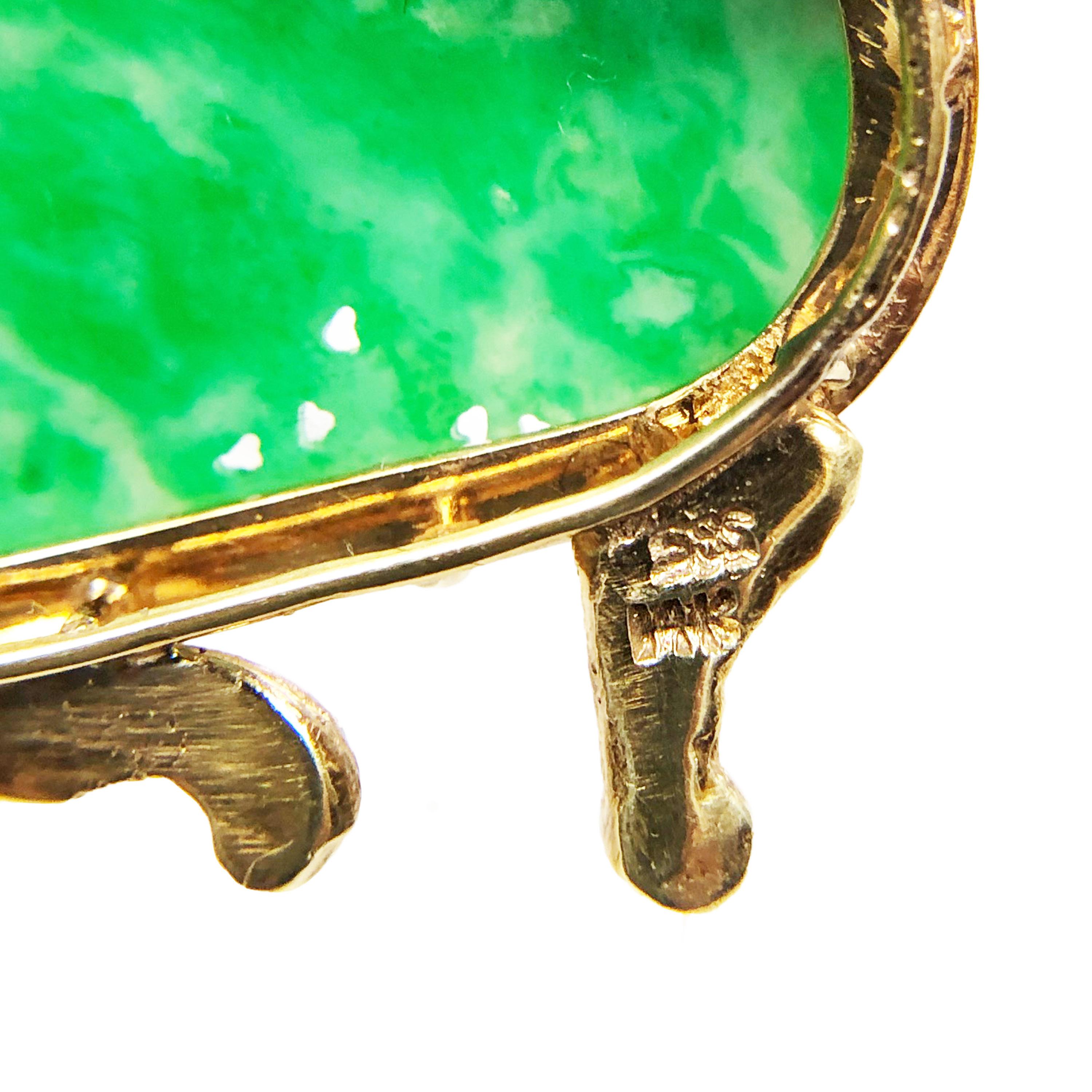 Vintage Bunny-Brosche aus Gelbgold und geschnitzter Jade, Kaninchen für Damen oder Herren im Angebot