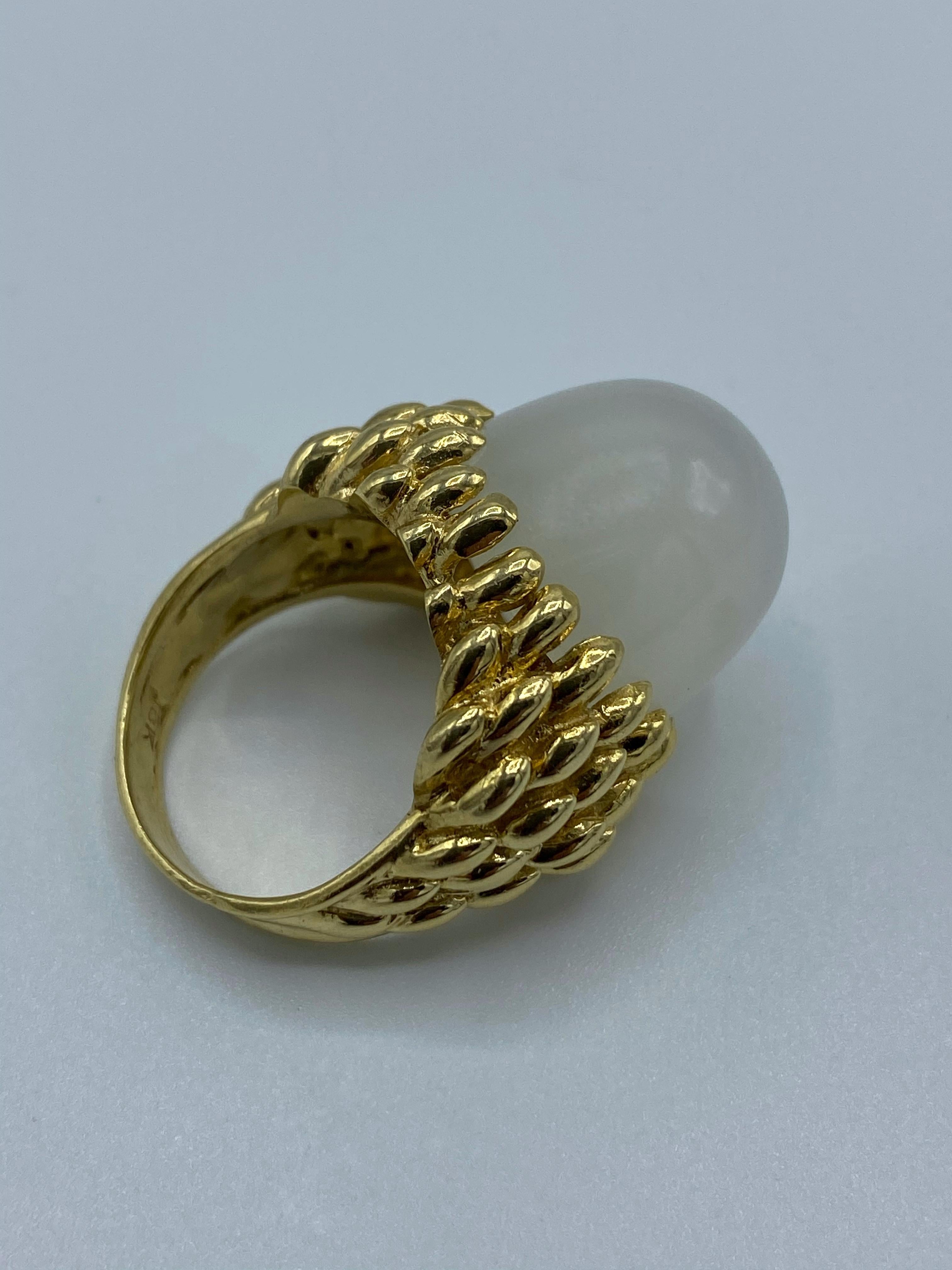 Product details:

The ring is made out of 18 karst yellow gold and moonstone.

Measurements: 1