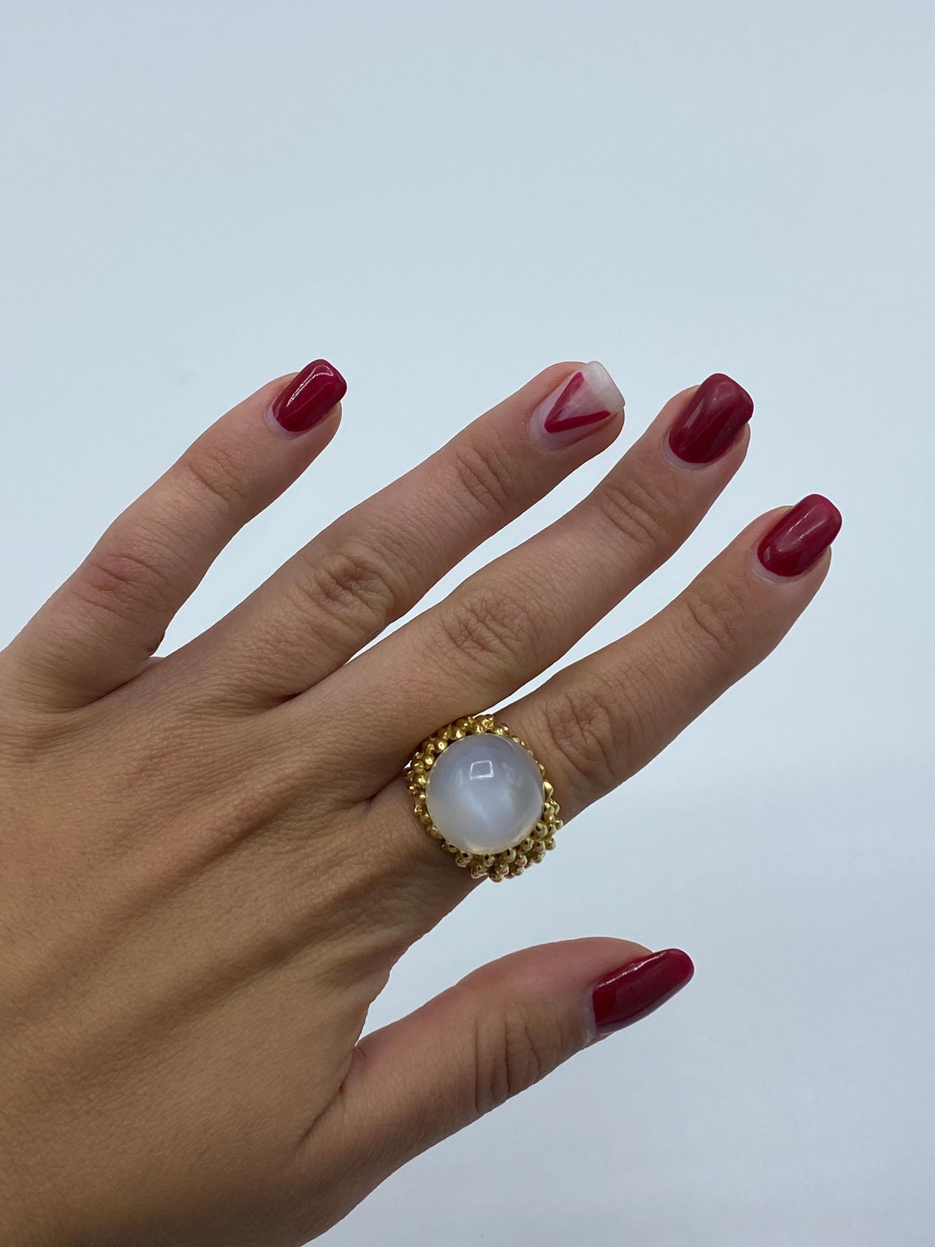 Vintage Yellow Gold and Moonstone Coctail Dome Ring  For Sale 2