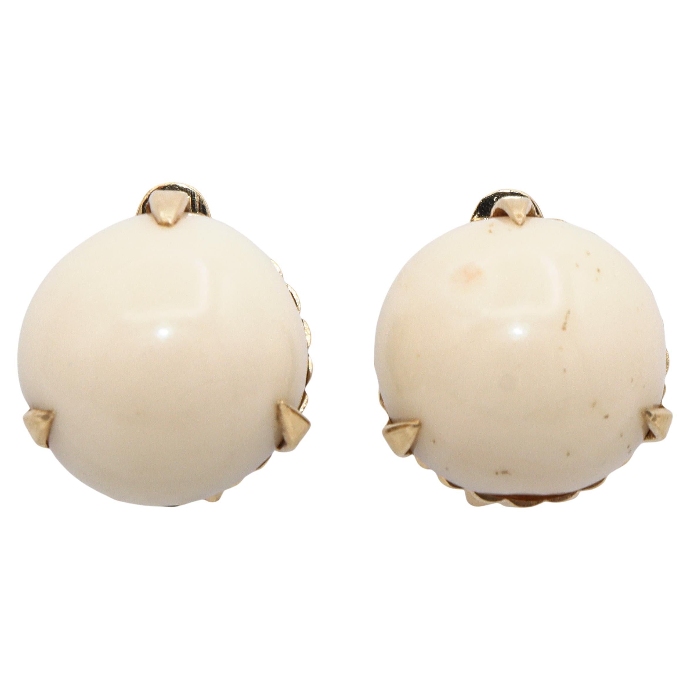 Orecchini a clip in oro giallo vintage con pelle d'angelo e corallo cabochon