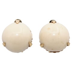 Orecchini a clip in oro giallo vintage con pelle d'angelo e corallo cabochon