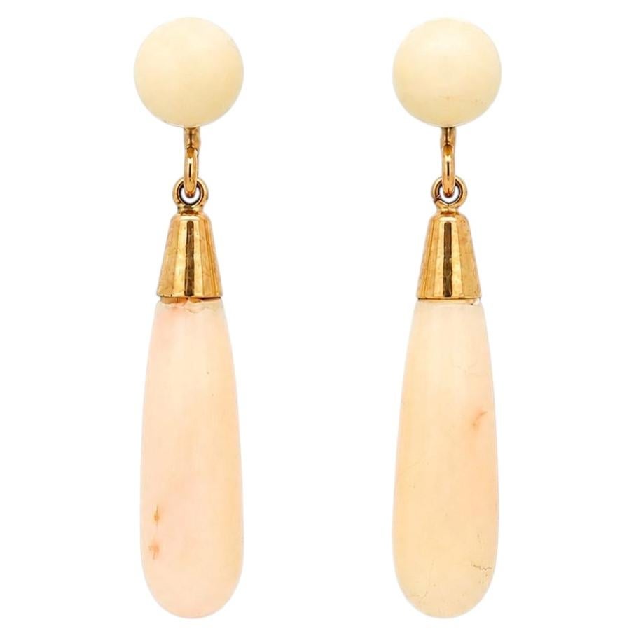 Orecchini vintage in oro giallo con pelle d'angelo e corallo a goccia con chiusura a vite