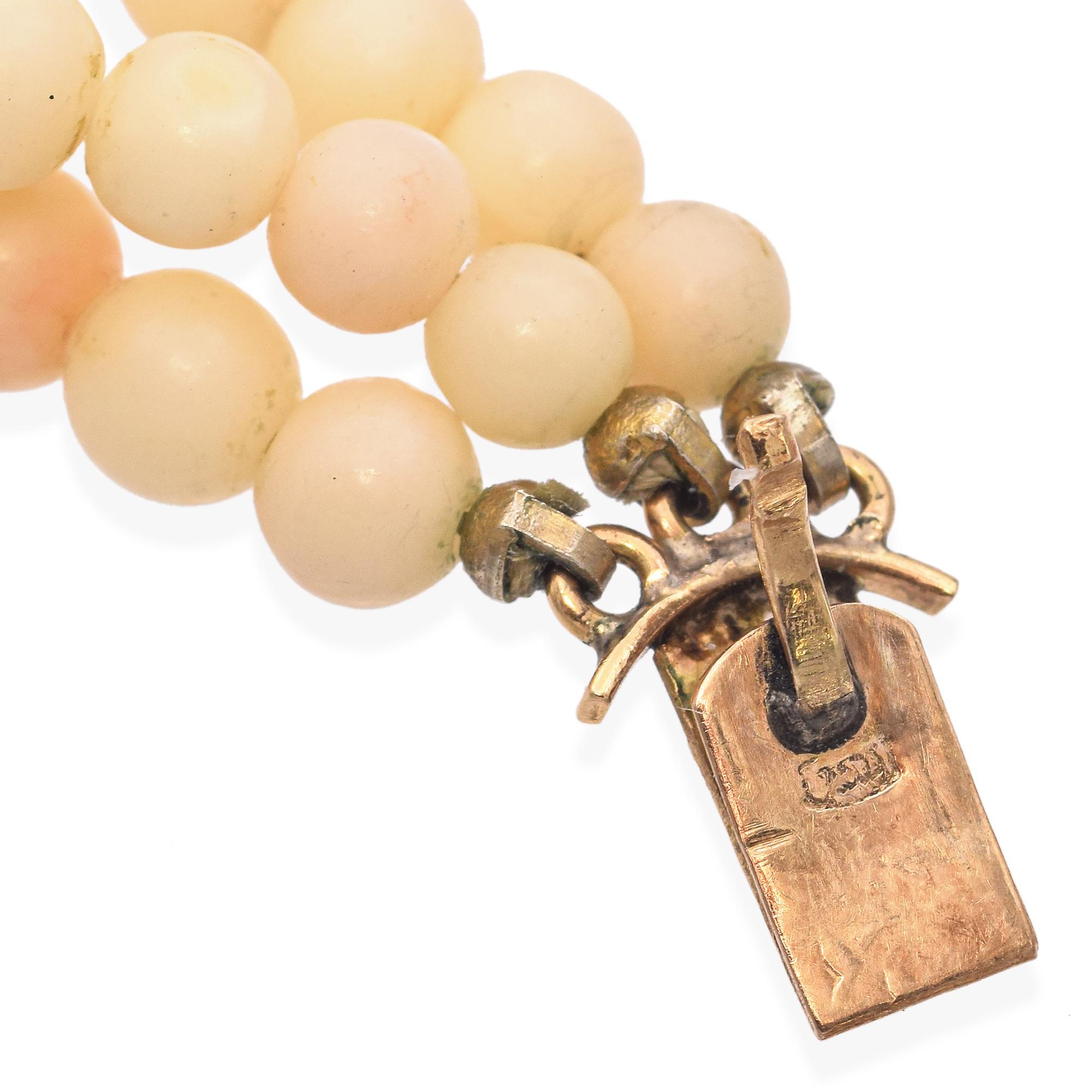 Vintage Yellow Gold Angel Skin Coral Multi Strand Beaded Strand Necklace In Good Condition For Sale In New York, NY