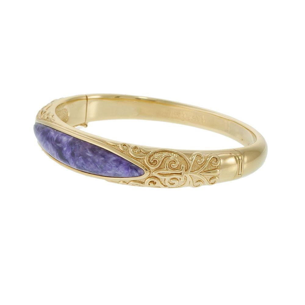 Vintage Yellow Gold Bangle with Scroll Design and Charoite Stone In Good Condition For Sale In New York, NY