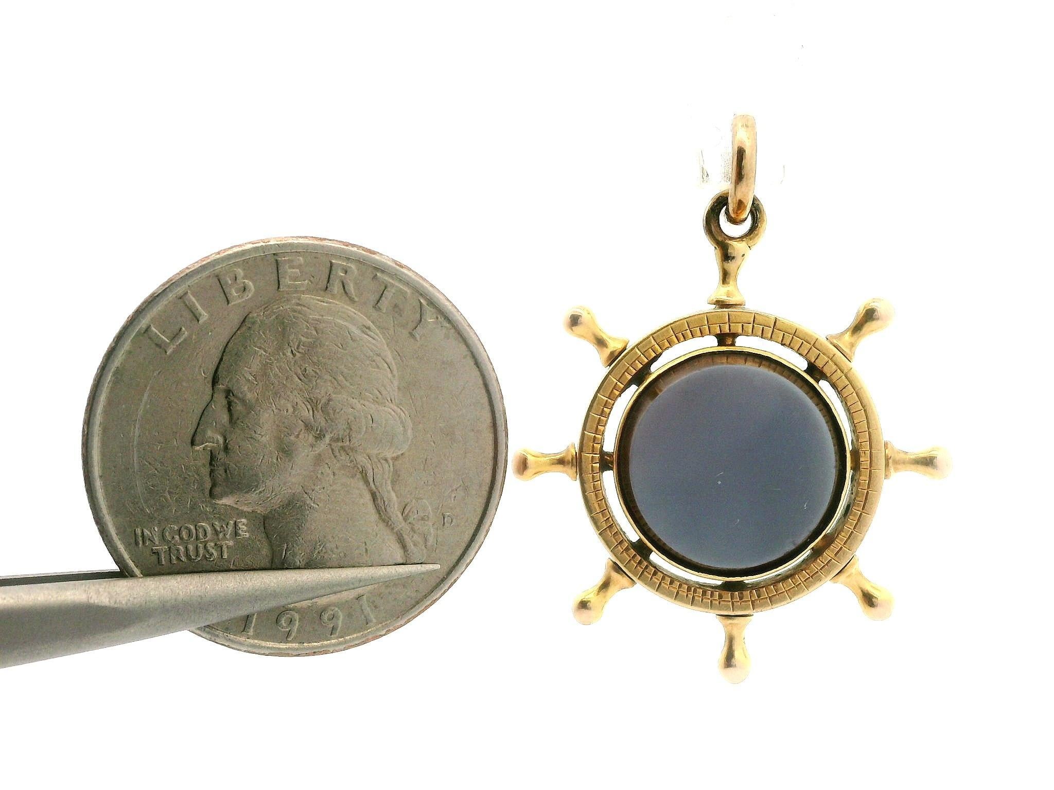 Colgante vintage de oro amarillo con piedra de sangre y ágata sardónice Rueda de barco en Bueno estado para la venta en Montclair, NJ