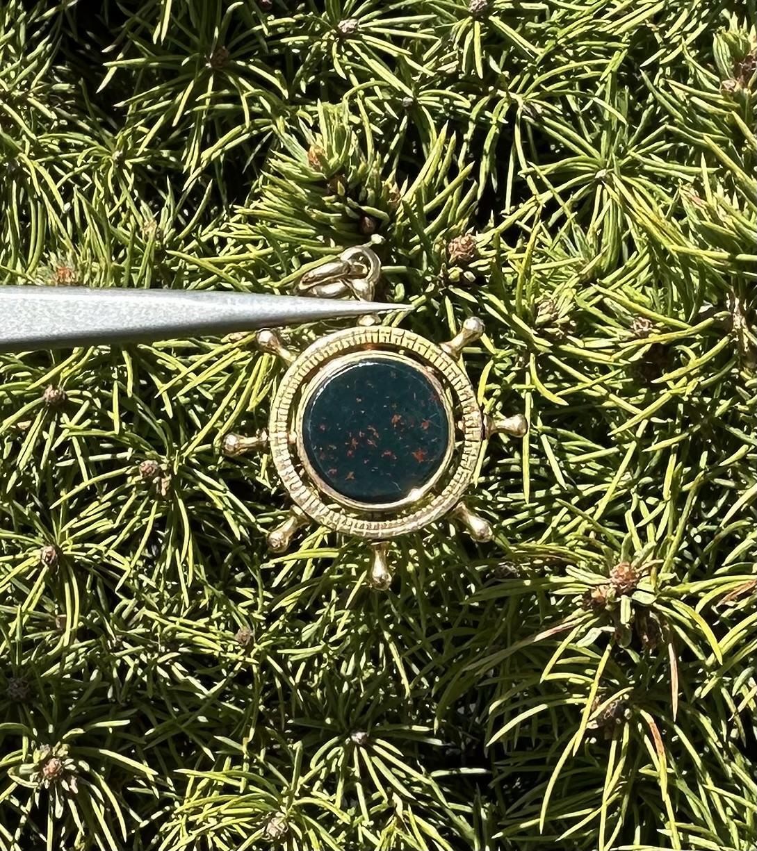 De las mujeres Colgante vintage de oro amarillo con piedra de sangre y ágata sardónice Rueda de barco en venta