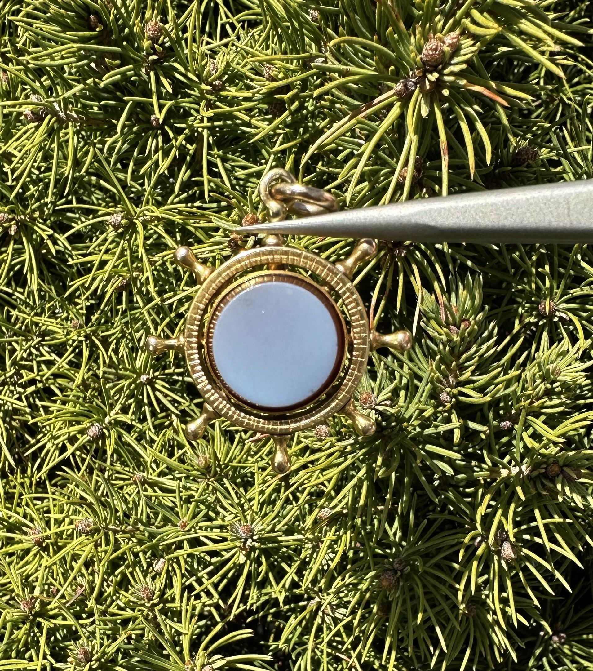 Colgante vintage de oro amarillo con piedra de sangre y ágata sardónice Rueda de barco en venta 1