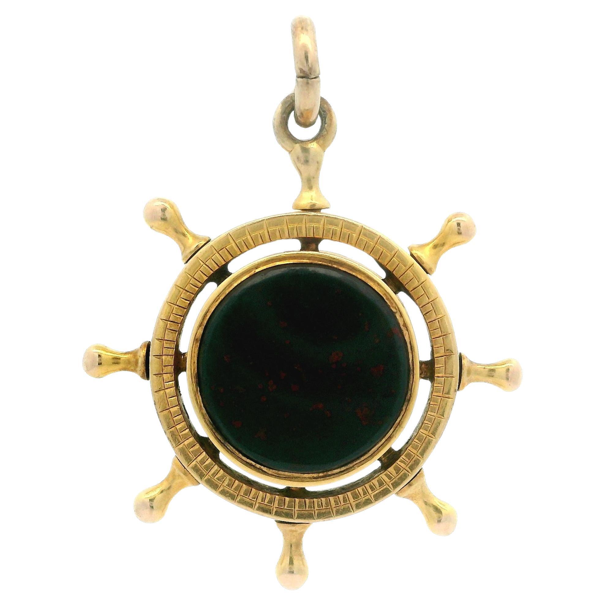 Colgante vintage de oro amarillo con piedra de sangre y ágata sardónice Rueda de barco en venta