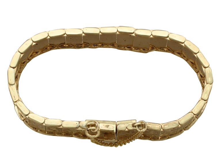 An impressive vintage 1960s 9 karat yellow gold bracelet; part of our diverse vintage jewelry and estate jewelry collections.

This fine and impressive vintage bracelet has been crafted in 9k yellow gold.

The fully articulated bracelet is composed