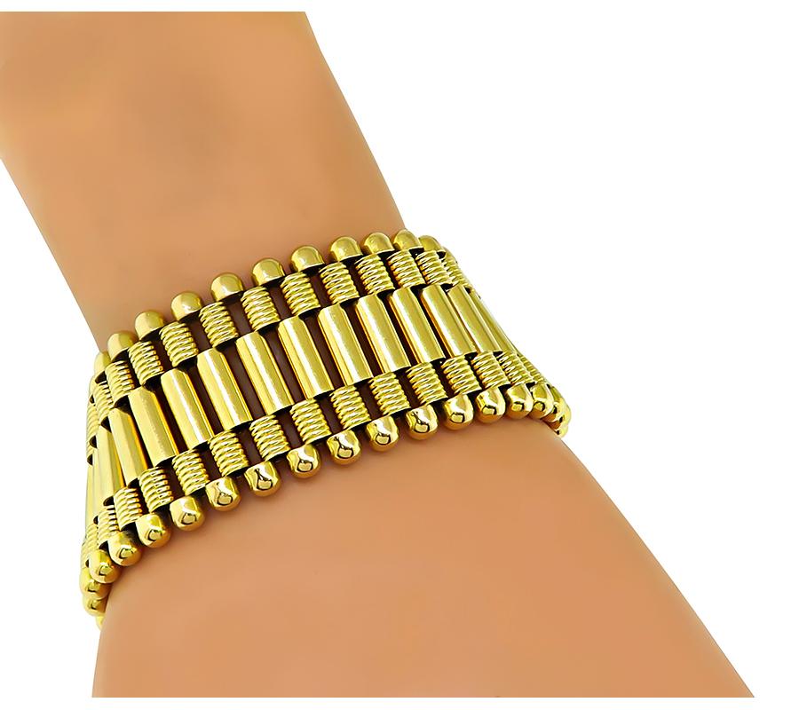 Il s'agit d'un superbe bracelet en or jaune 18 carats de l'époque rétro. Le bracelet mesure 7 1/4 pouces de long et 27 mm de large. Le bracelet est estampillé 750 et pèse 78,1 grammes.

Inventaire #42452WOSS