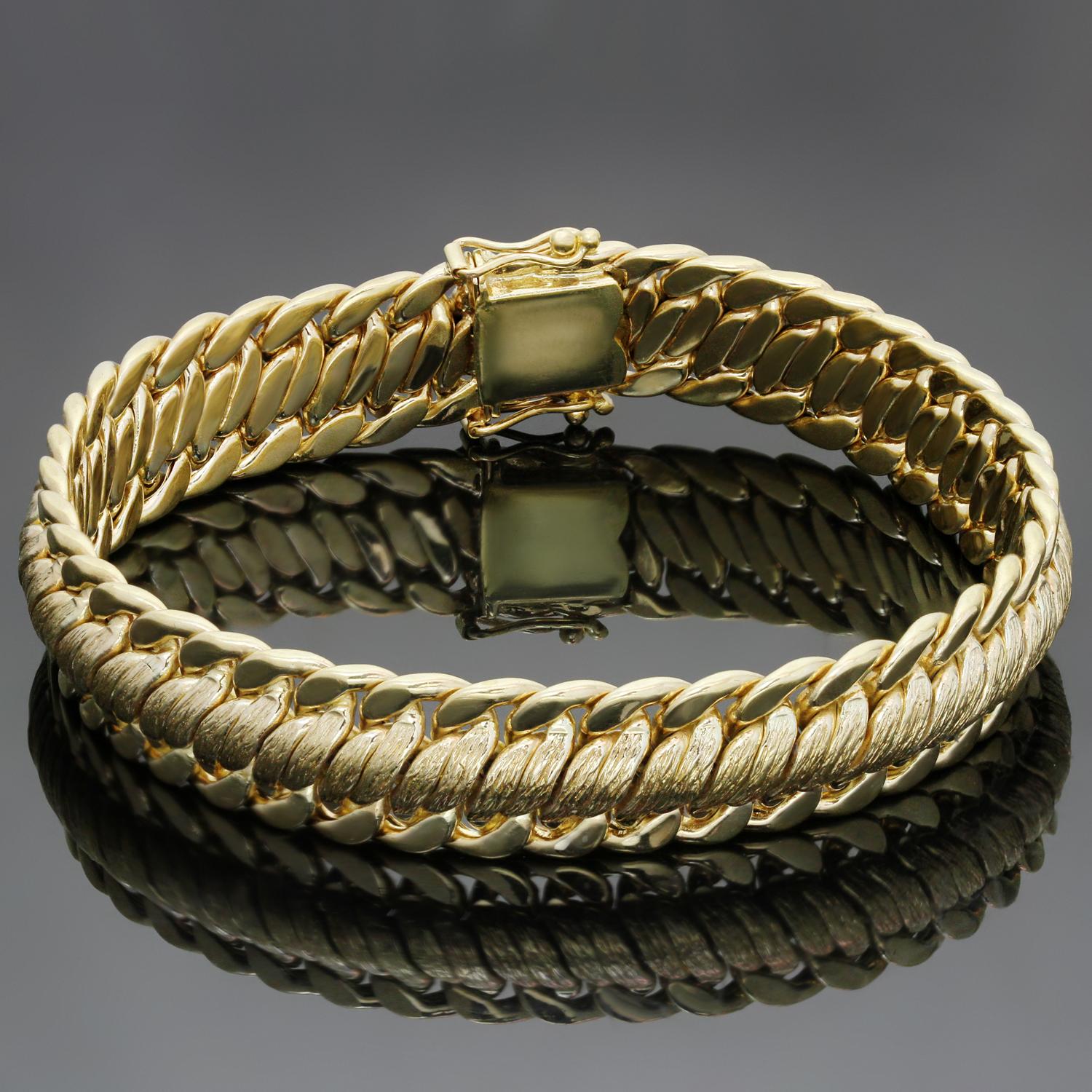 Dieses klassische Armband im Vintage-Stil zeichnet sich durch ein elegantes, geflochtenes Gliederdesign aus 18-karätigem Gelbgold mit mehreren Strukturen aus. Hergestellt in den Vereinigten Staaten in den 1970er Jahren. Abmessungen: 0,47