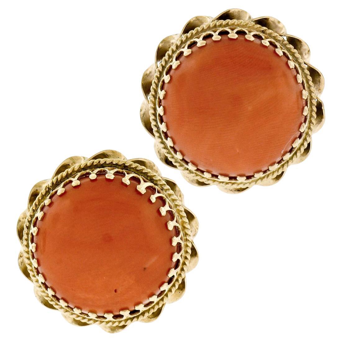 Orecchini Omega a bottone con cornice ritorta in oro giallo vintage con cabochon di corallo rotondo