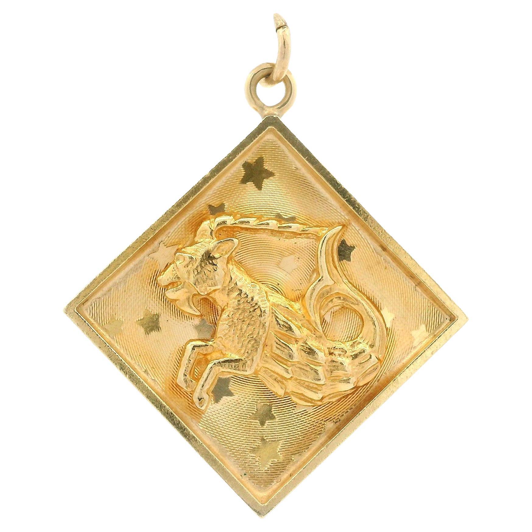 Pendentif vintage en or jaune Capricorne Florentine étoiles fond Zodiac