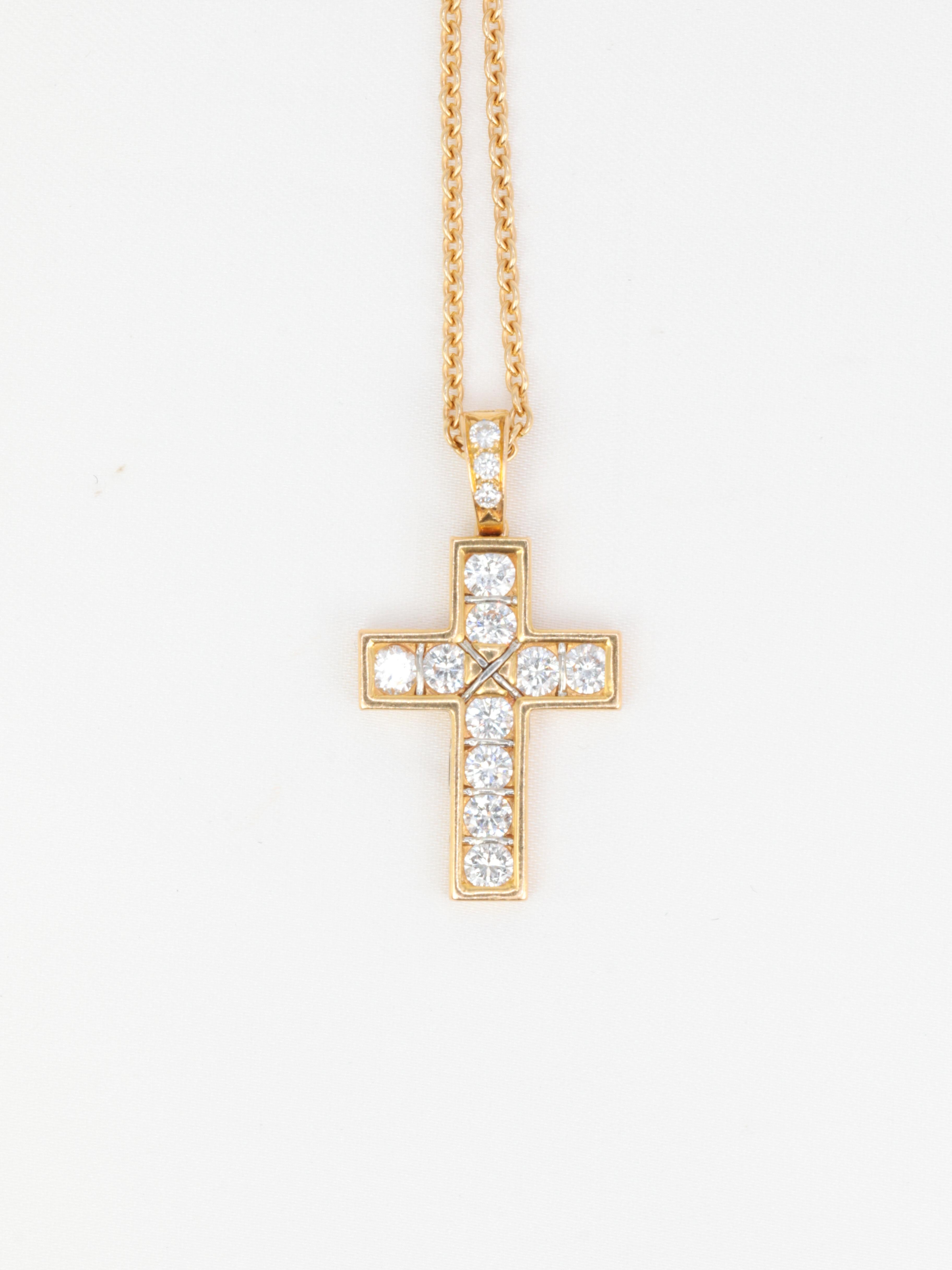 CARTIER PARIS
18Kt (750°/°°) yellow gold cross pendant set with ten diamonds for a total weight of approximately 1 carat, exceptional quality of D/E VS+ diamonds. The clasp is set with three diamonds for a total weight of 0.1 ct.
French work from