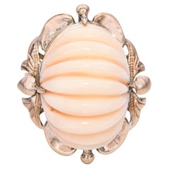 Bague cocktail vintage en or jaune avec corail sculpté