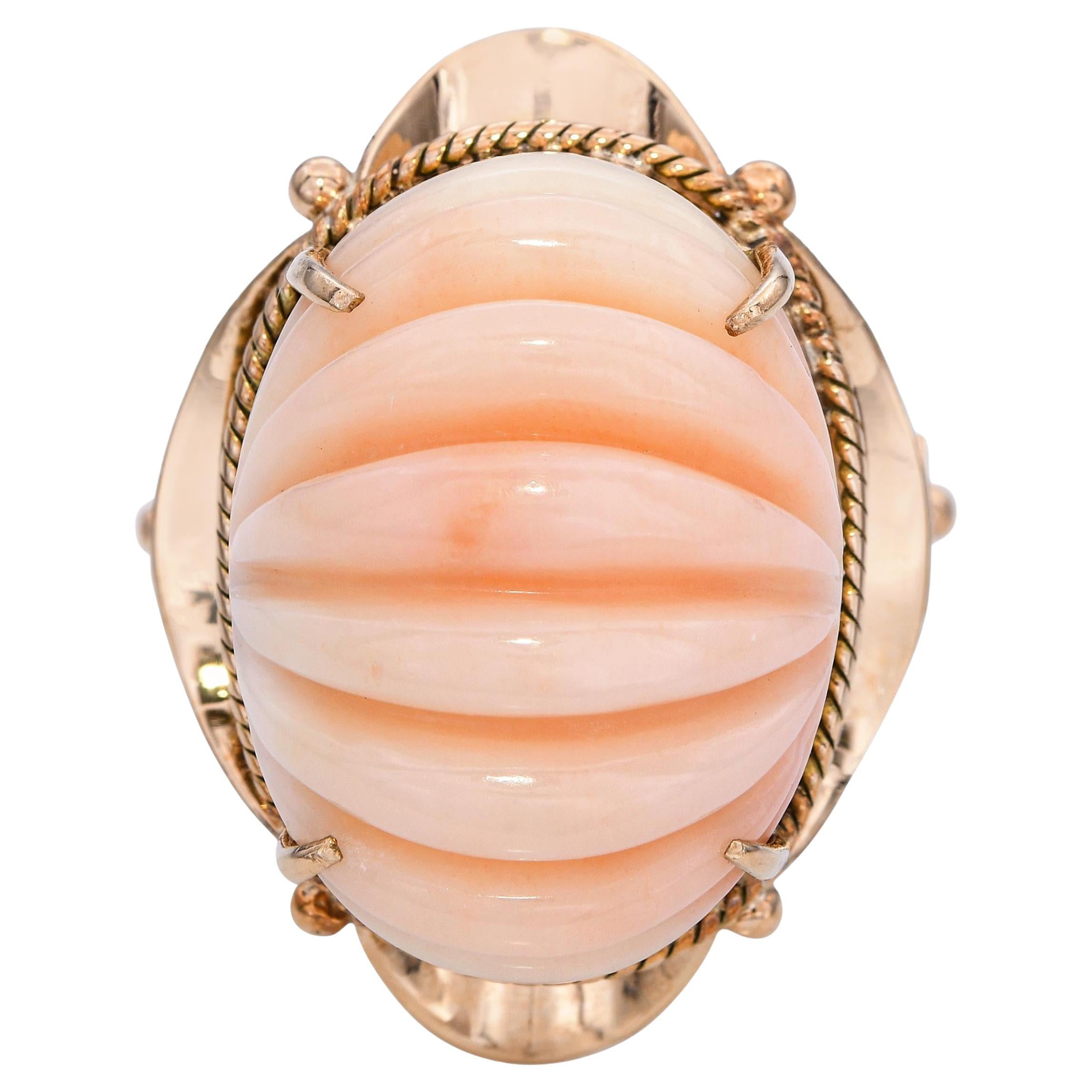 Bague cocktail vintage en or jaune avec corail sculpté