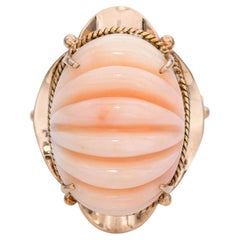 Bague cocktail vintage en or jaune avec corail sculpté