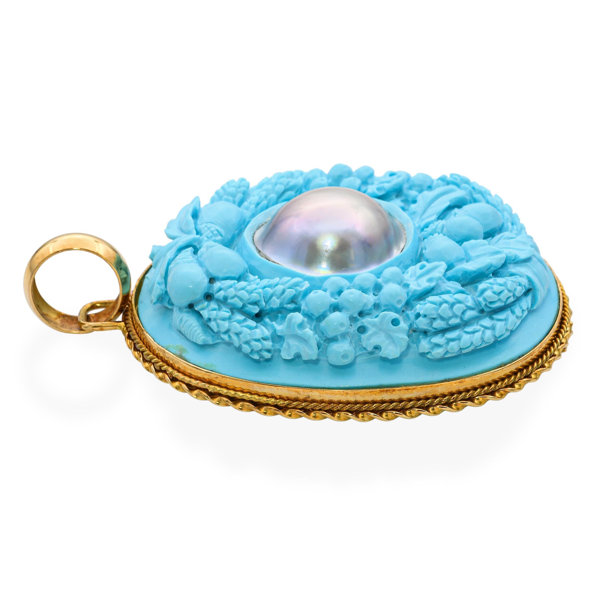 Vintage Gelbgold geschnitzt gepudert Türkis mit Mabe Perle Anhänger Damen im Angebot